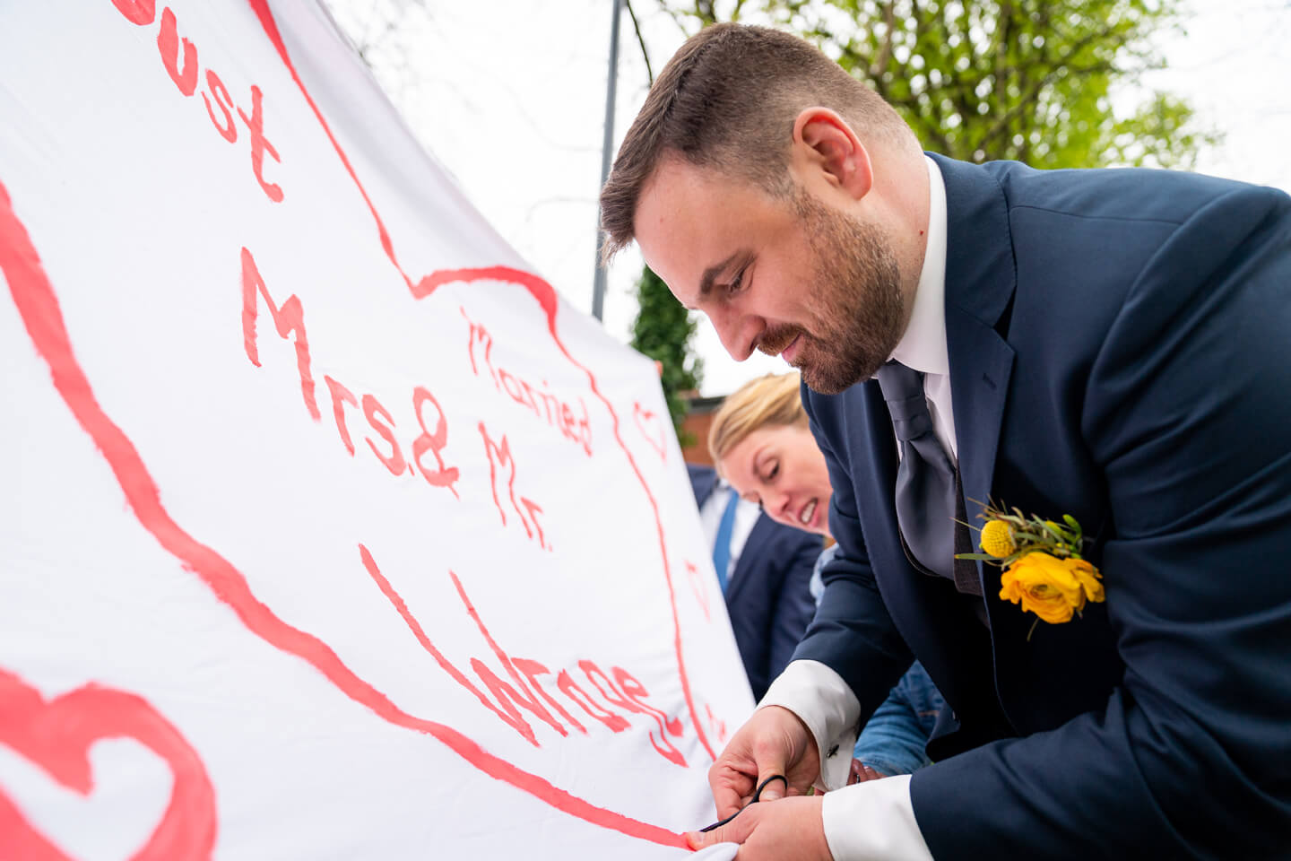 Bräutigam schneidet Herz aus.