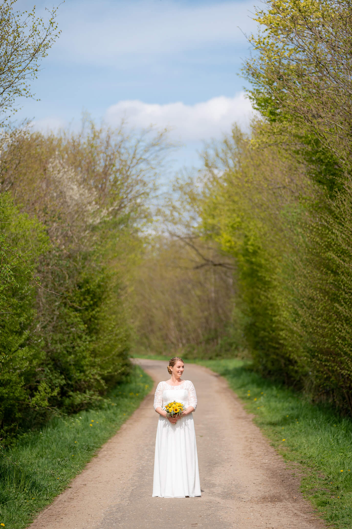 Braut wartet beim First Look auf den Bräutigam (Fotograf: Florian Läufer)