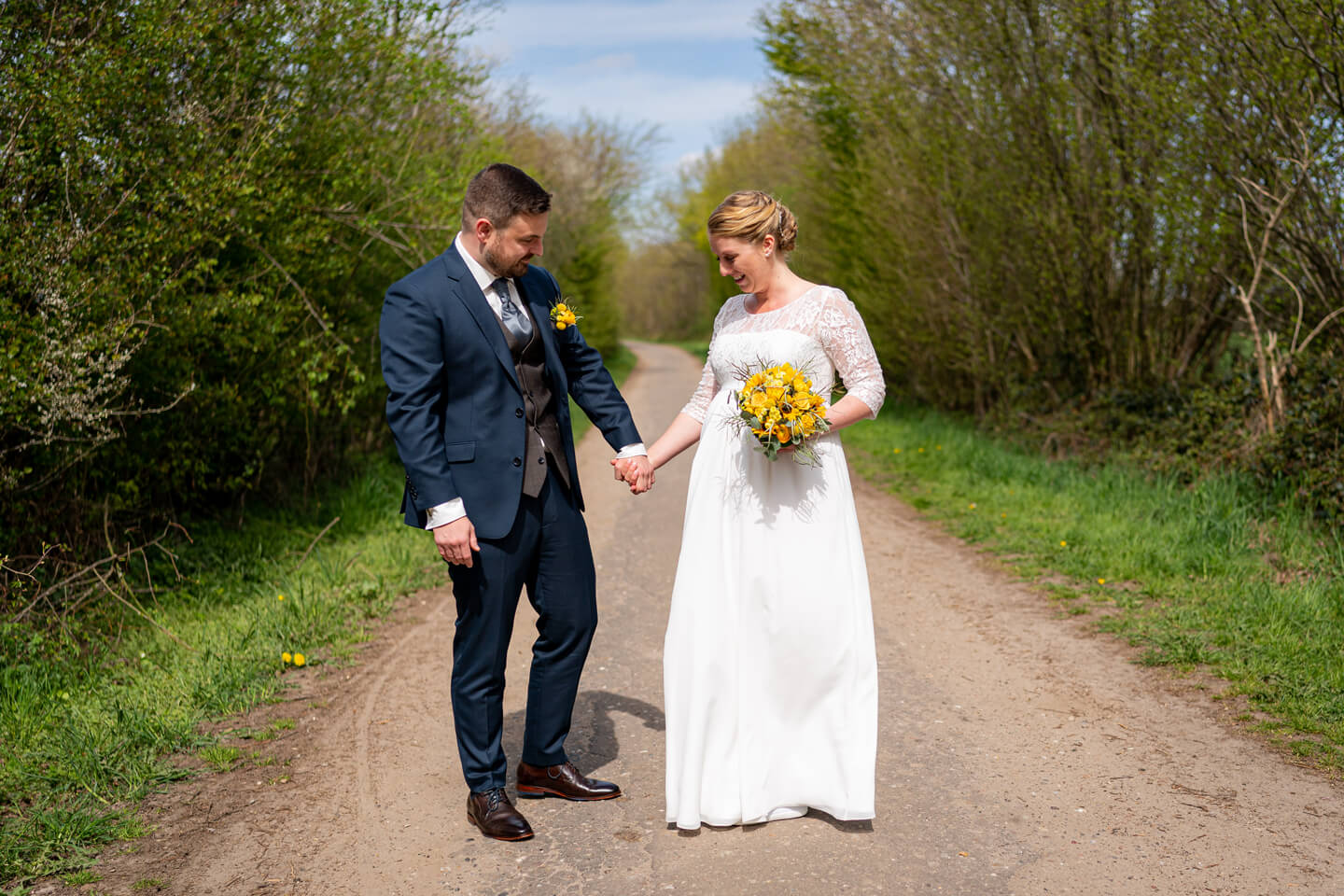 Brautpaar betrachtet sich beim First Look.