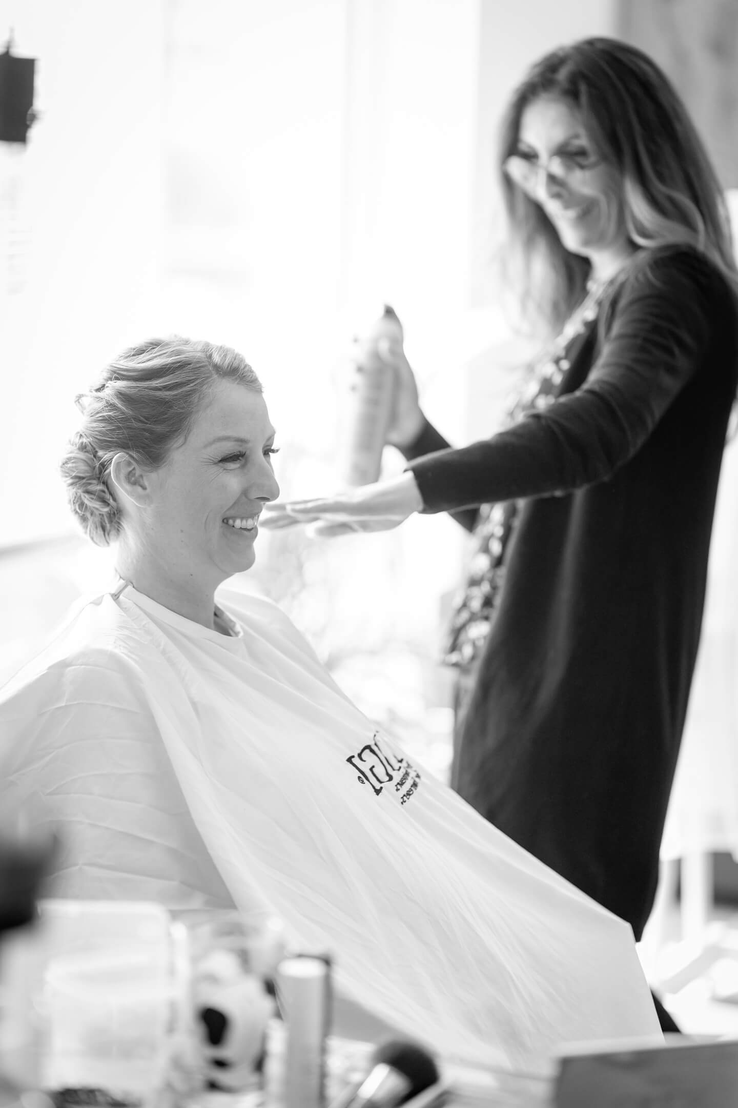 Getting ready fotografieren wenn die Friseurin vor Ort ist.