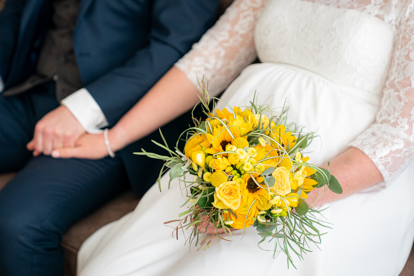 Hand in Hand beim Standesamt