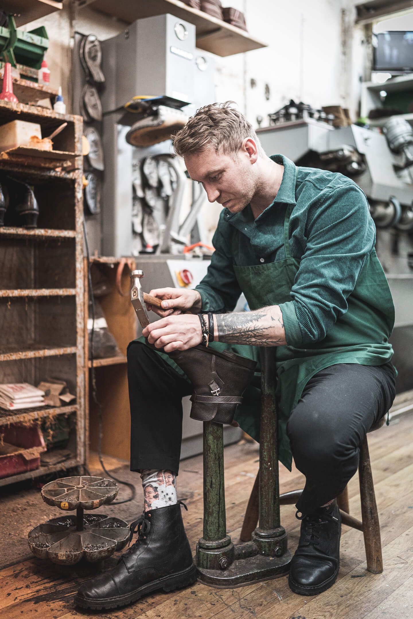Handwerker Fotograf: Schuhmacher bei der Arbeit.