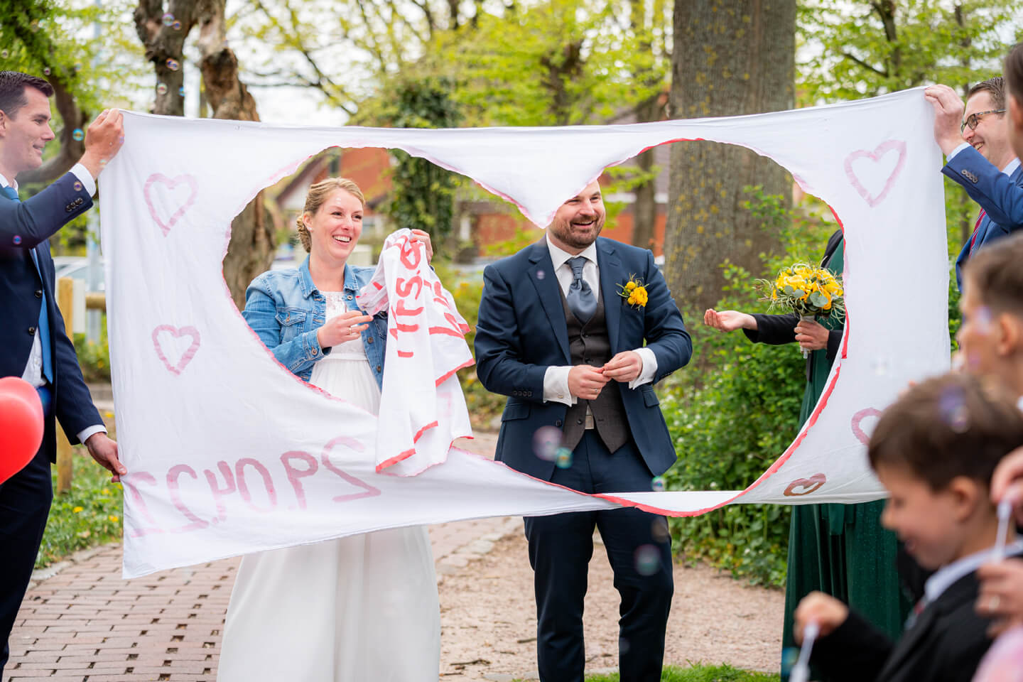 Geschafft! Das Herz ist vom Brautpaaraus dem Bettlaken ausgeschnitten.