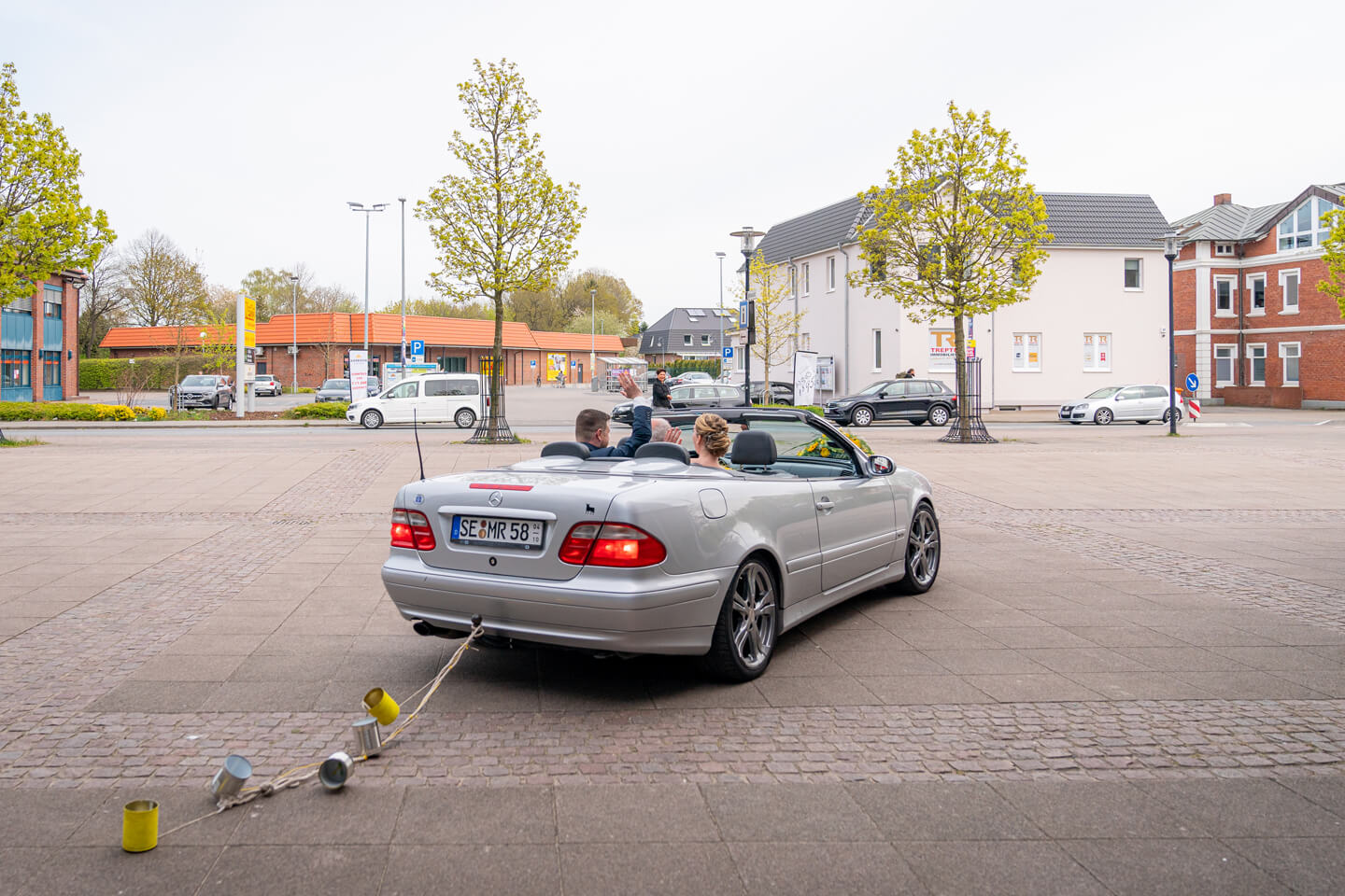 Hochzeitsauto mit Blechdosen