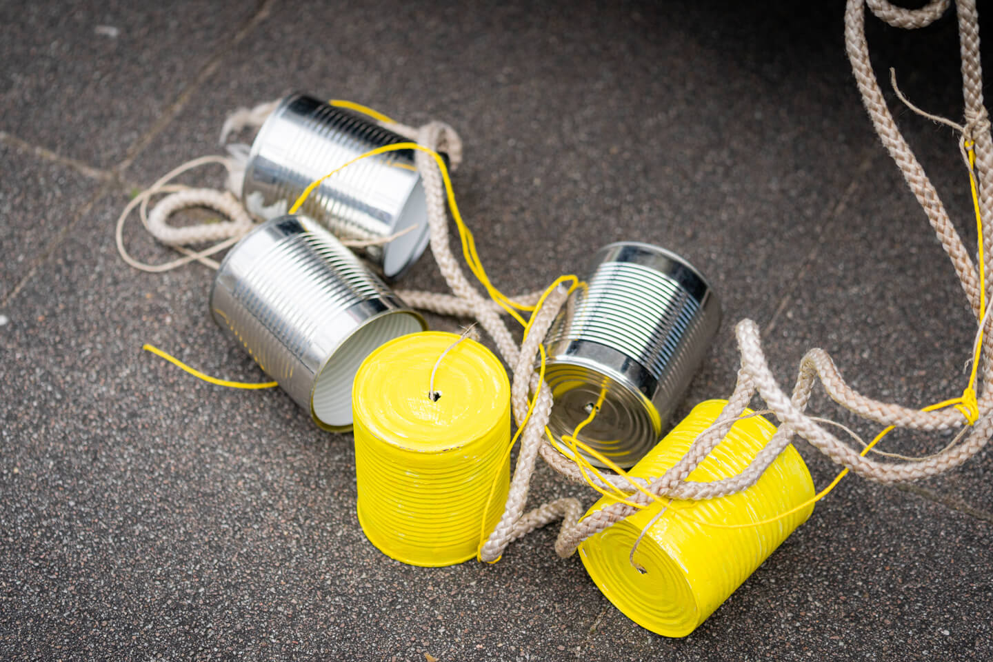 Blechdosen für das Hochzeitsauto.