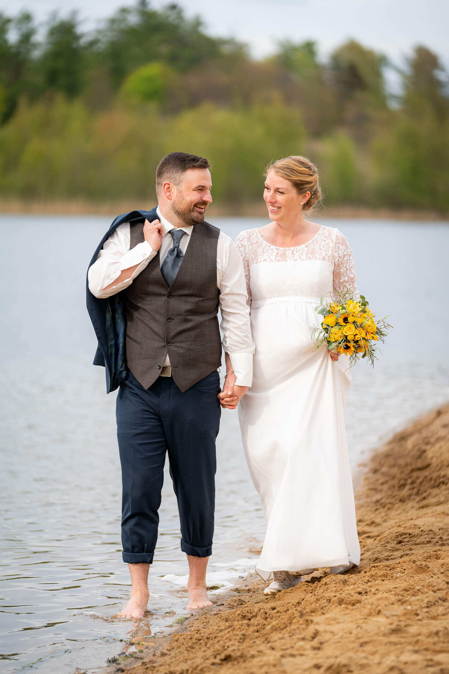 Hochzeitspaar beim Fotoshooting am kleinen See.