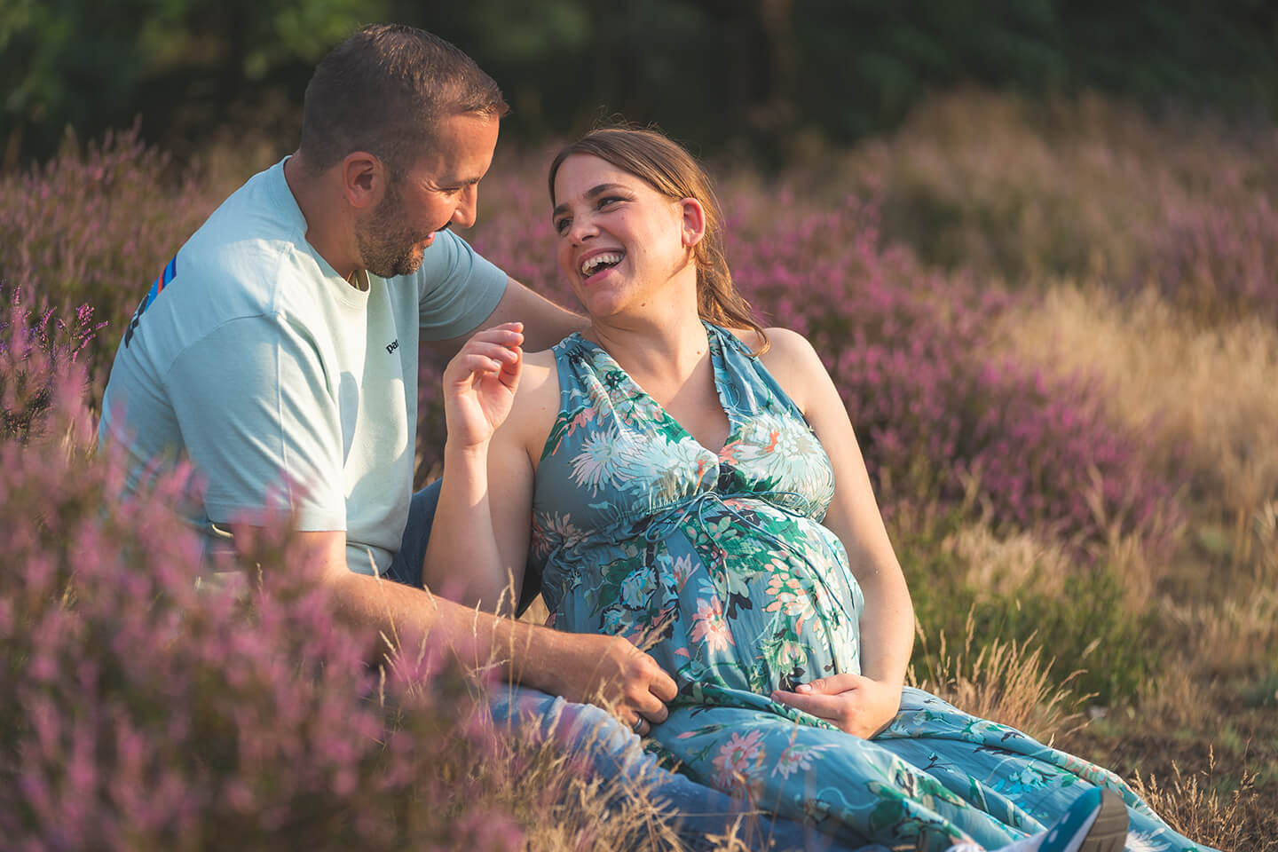 Babybauch Shooting im Hamburger Umland während der Heideblüte