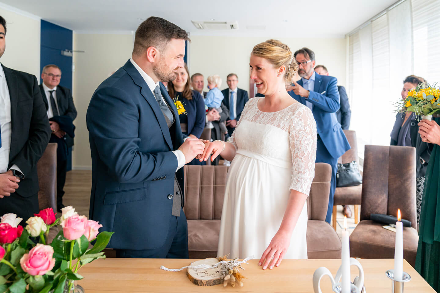Ring aufstecken bei standesamtliche Trauung in Henstedt-Ulzburg