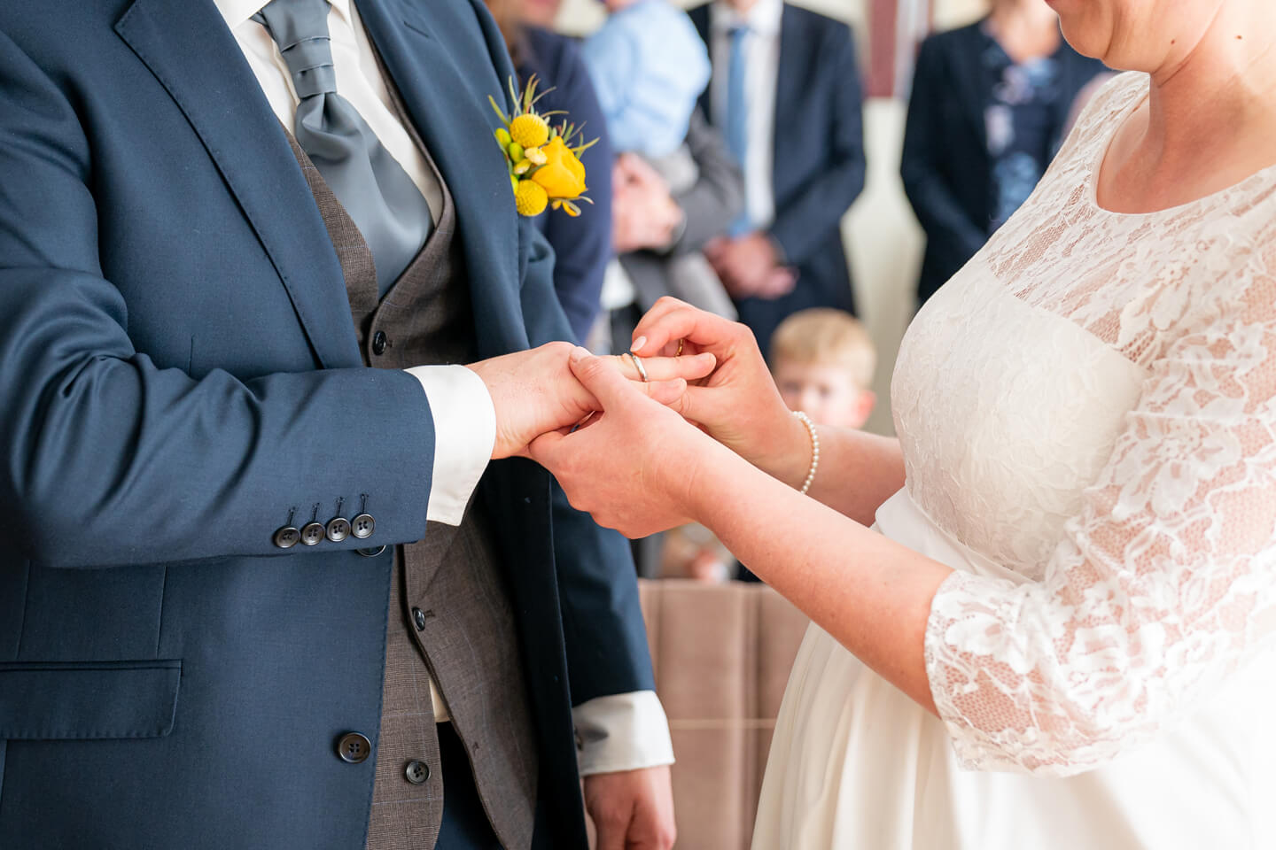 Ringtausch - festgehalten von dem Hochzeitsfotograf Florian Läufer, Hamburg