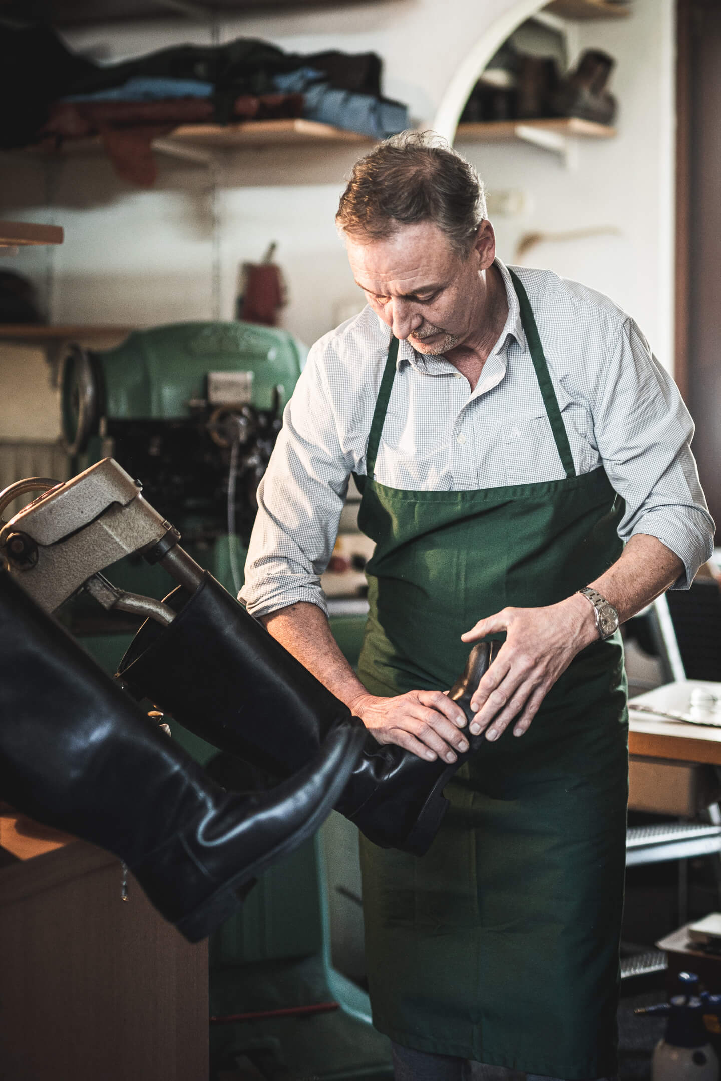 Schuhmacher bei der Arbeit fotografiert.
