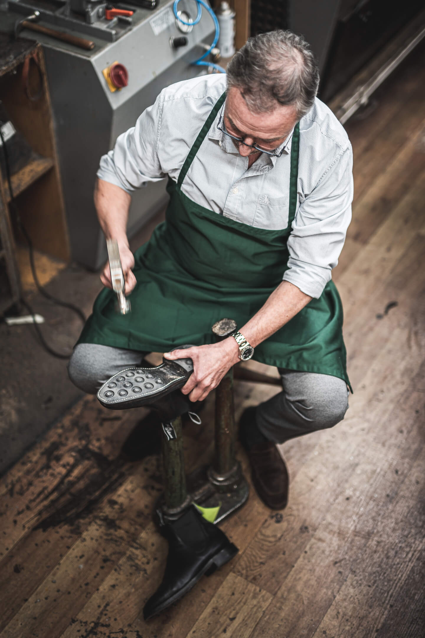 Schuhmacherobermeister Martin bartold wurde hier von dem Unternehmensfotograf Florian Läufer fotografiert.