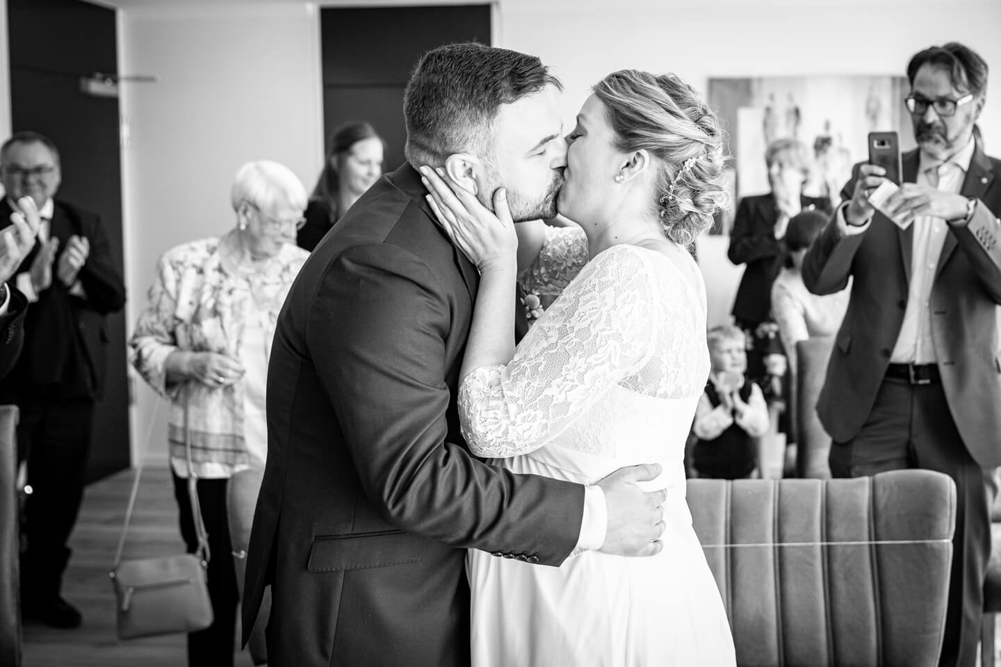 Der Vermählungskuss bei standesamtliche Trauung in Henstedt-Ulzburg