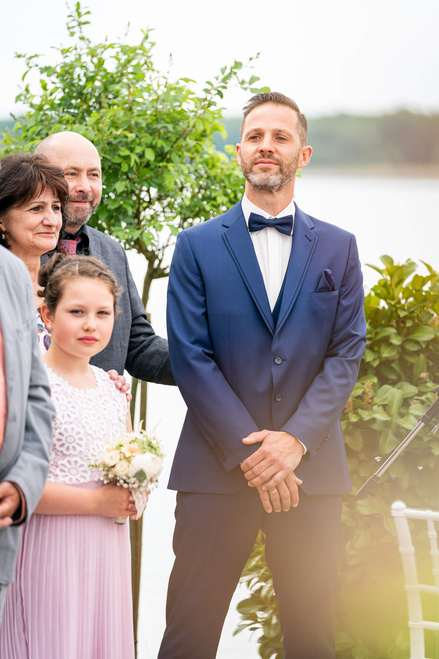 Der Bräutigam sieht seine Braut kommen.