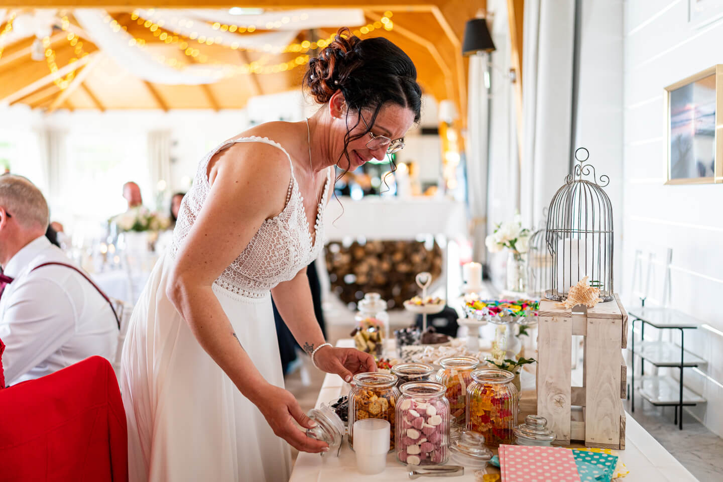 Braut an der Candy Bar.