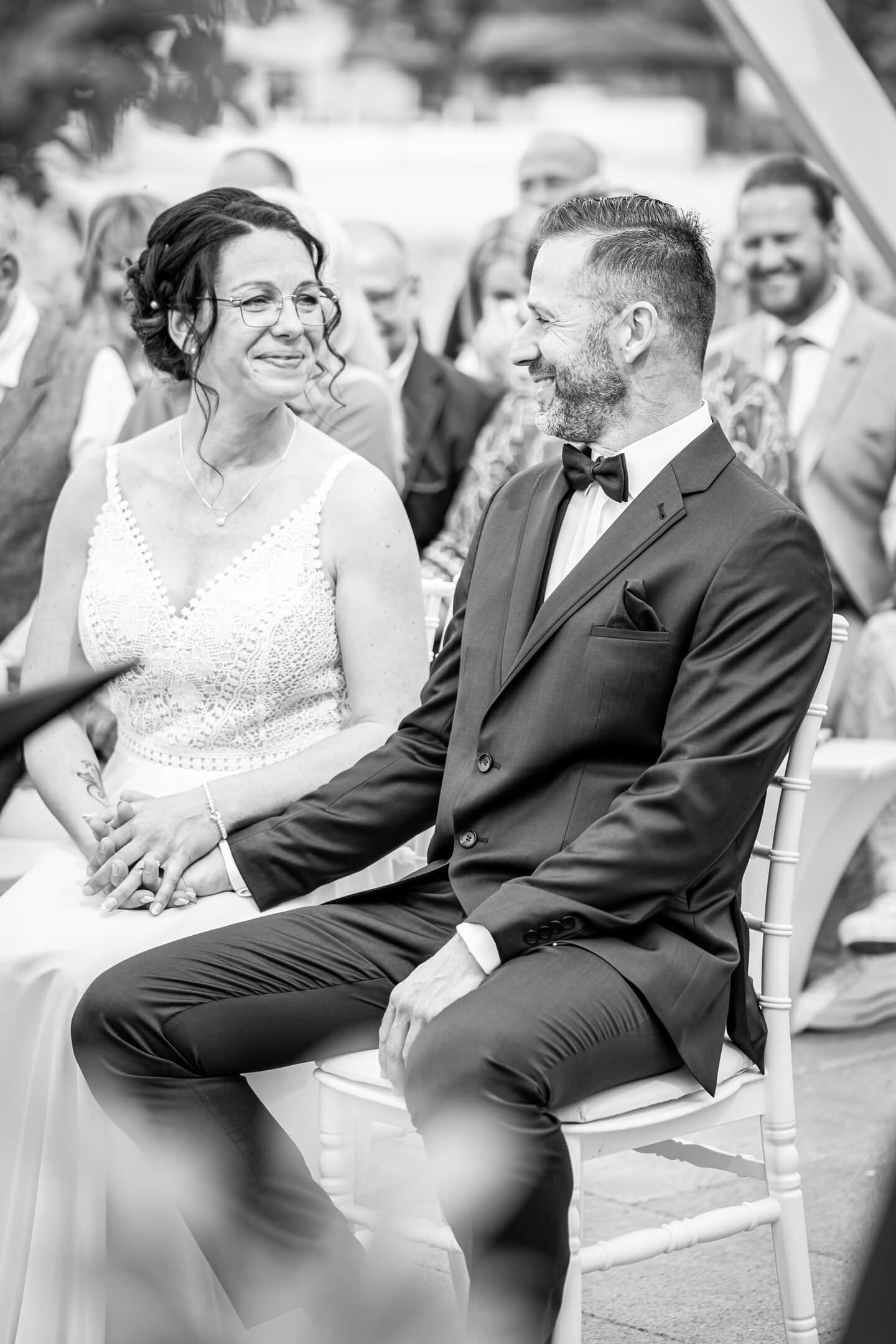 Freie Trauung in Schwarzweiß fotografiert.