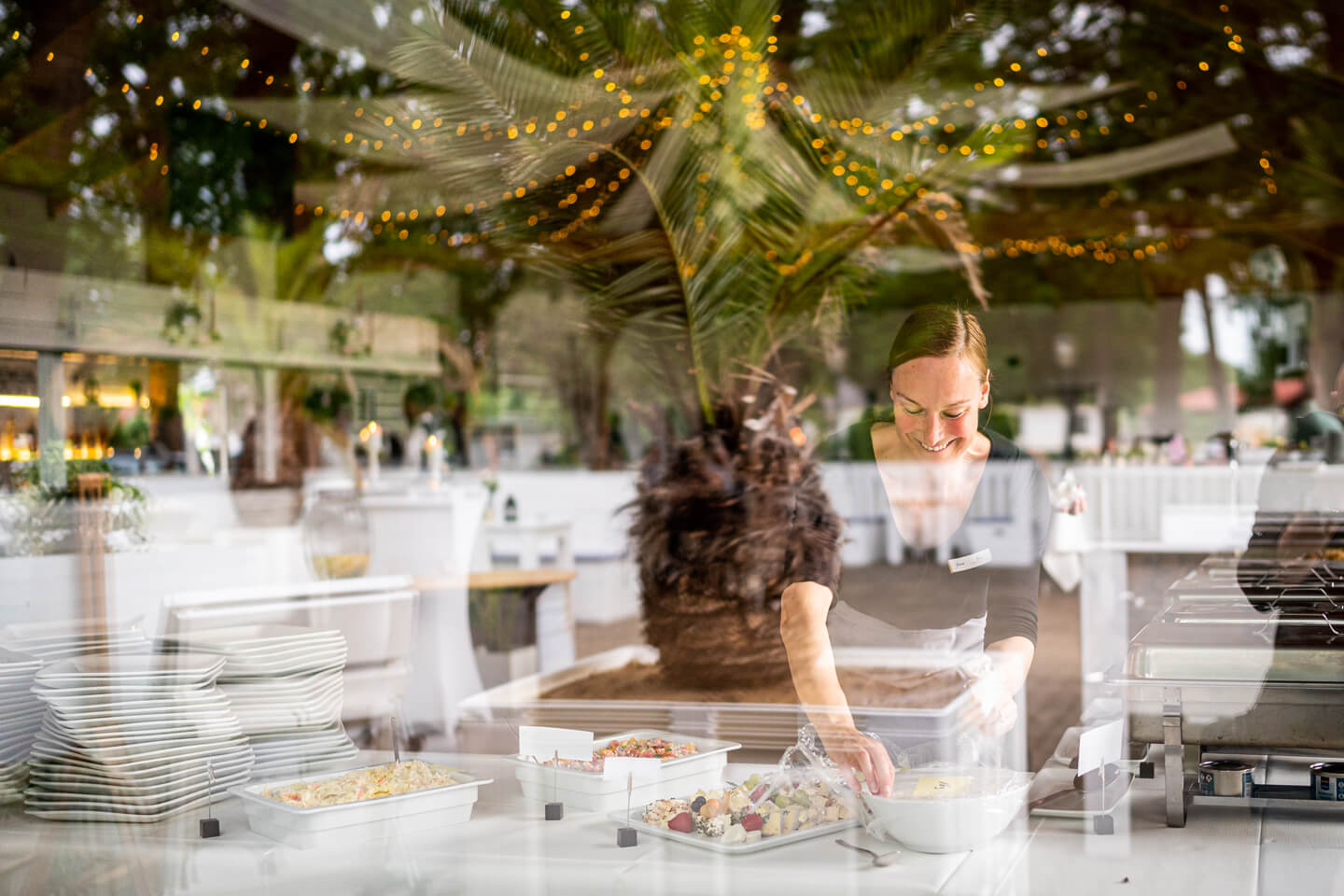Das Servicepersonal bereitet das Büffett vor.