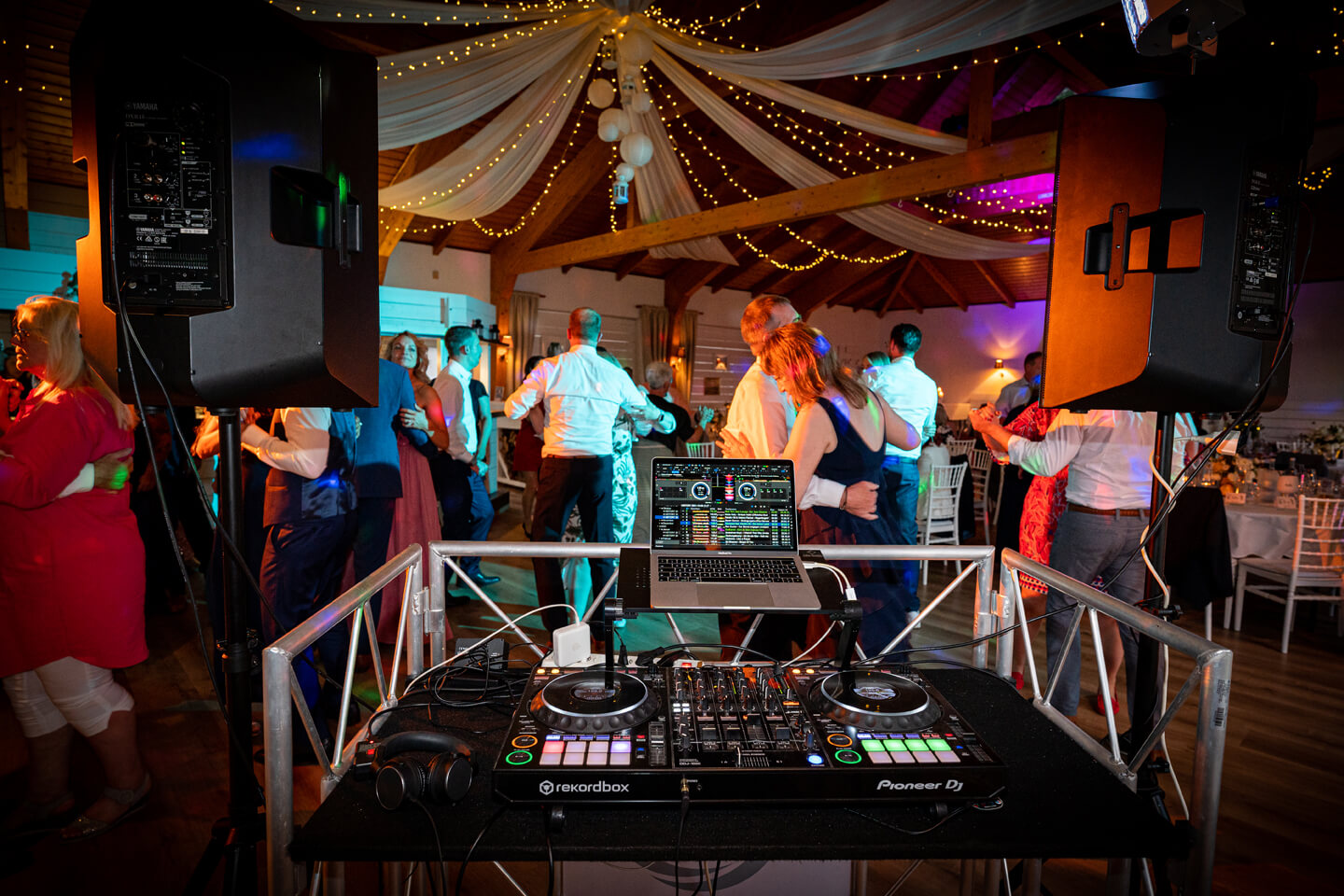 DJ-Pult bei Hochzeitsfeier.