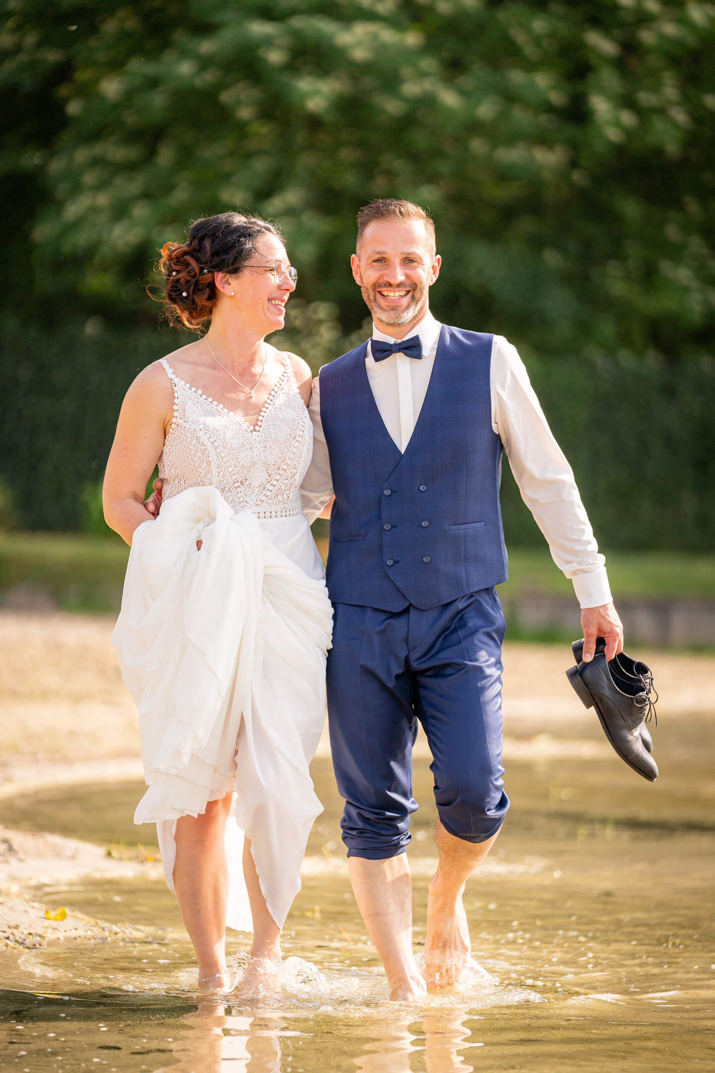 Natürliche Hochzeitsfotos am Wasser.
