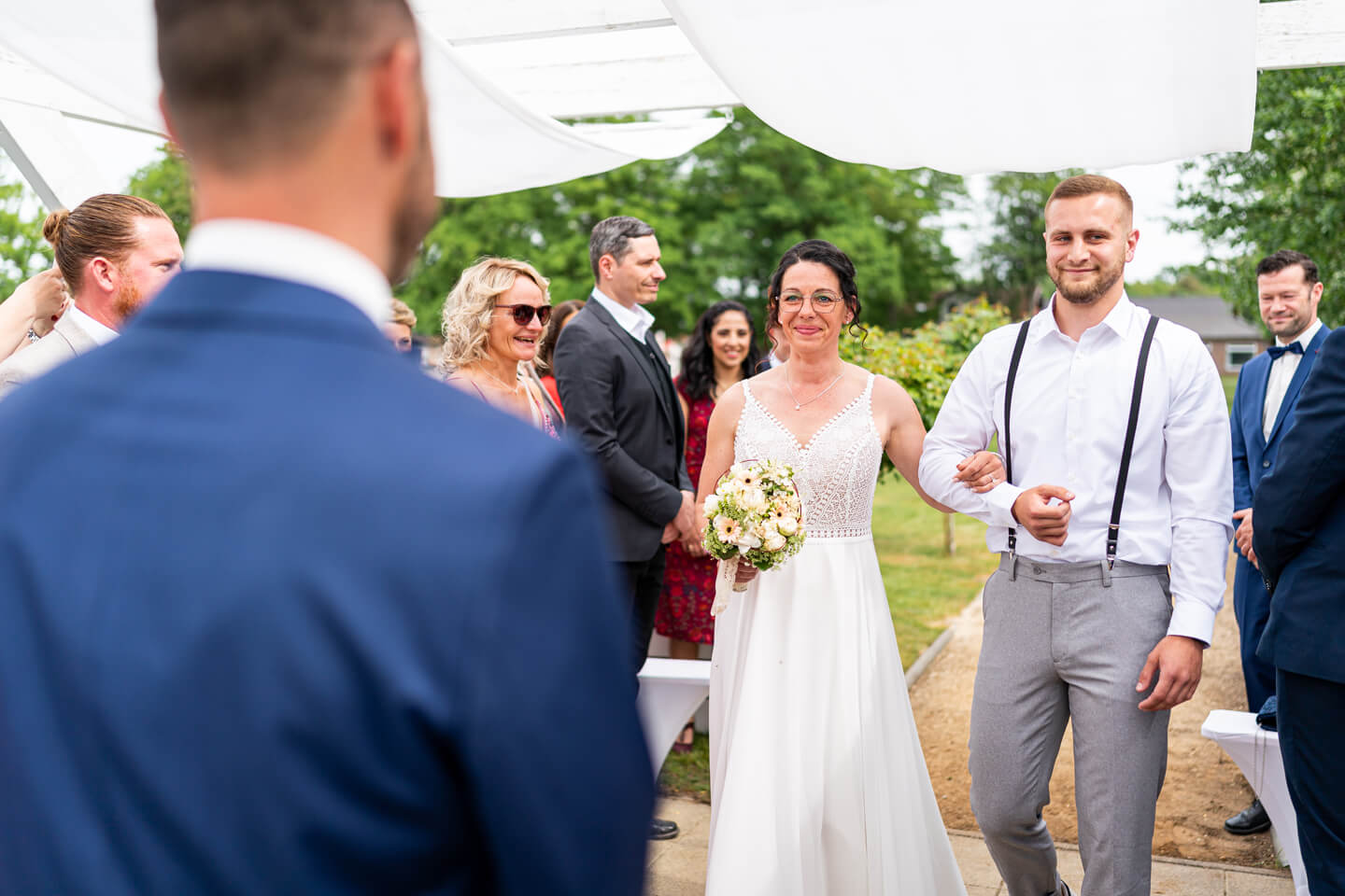 Einzug der Braut zur freien Trauung.