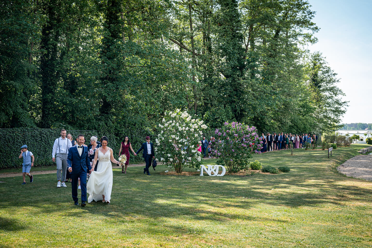 Hochzeitsgesellschaft folgt dem Brautpaar zur Location.