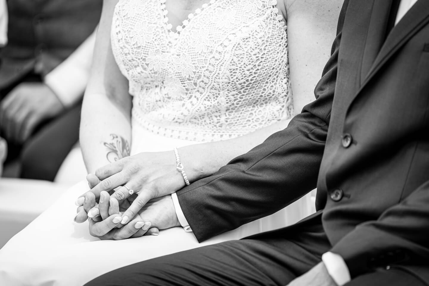 Hand in hand bei der freien Trauung.