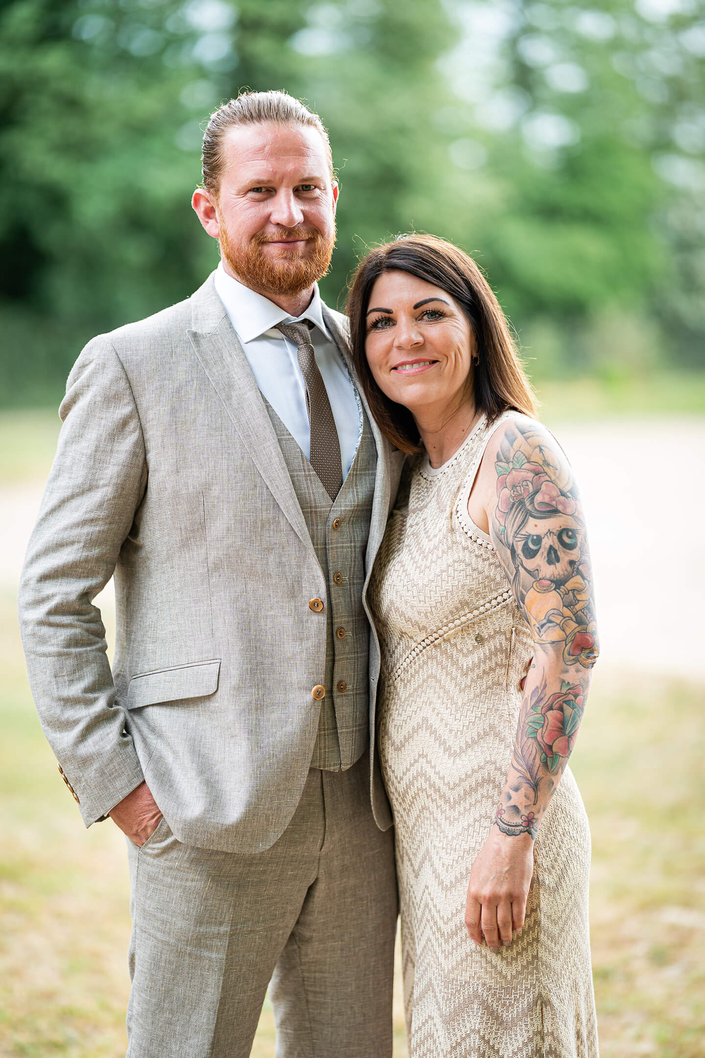 Hochzeitsgäste in Leinen gekleidet