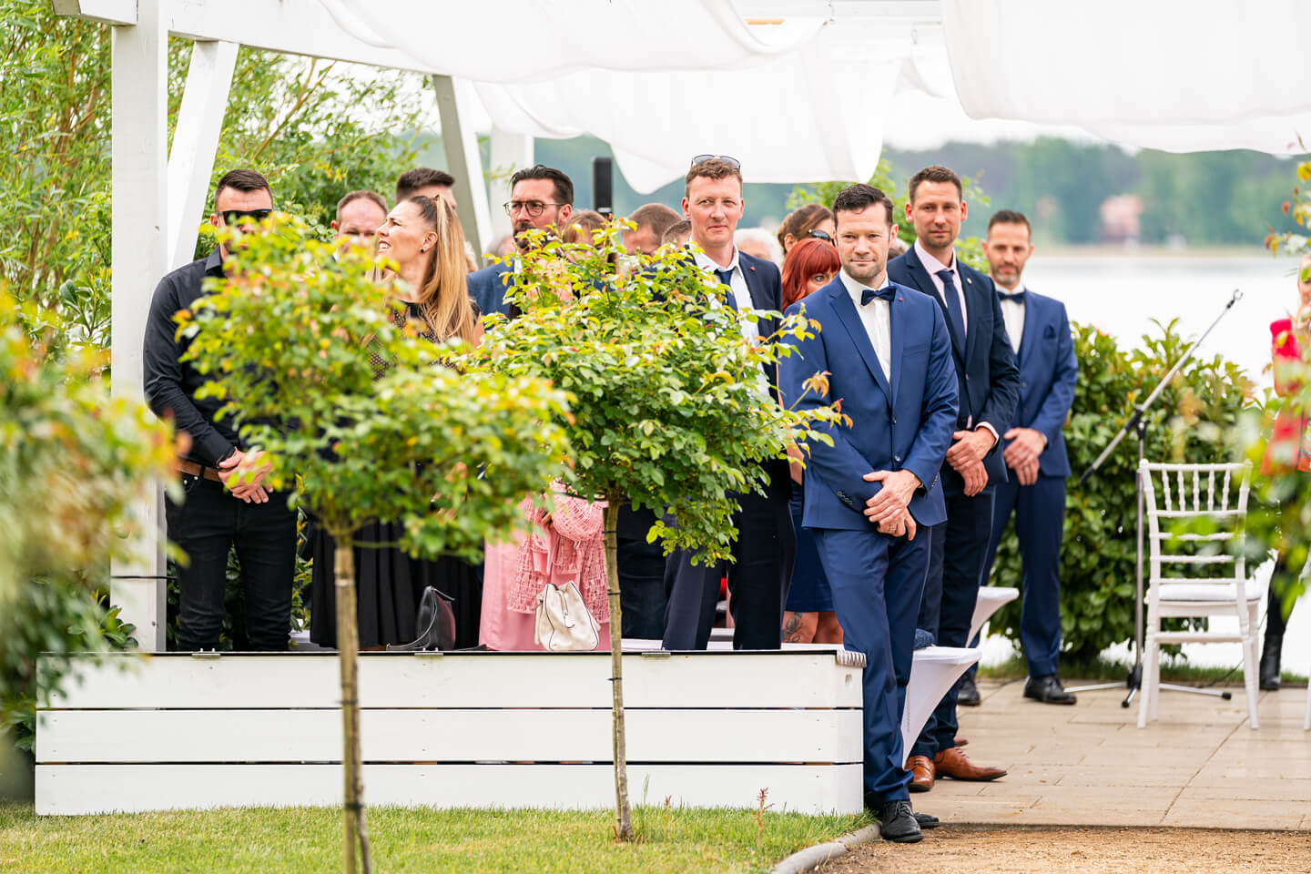 Heiraten am See - die Hochzeitsgesellschaft wartet.