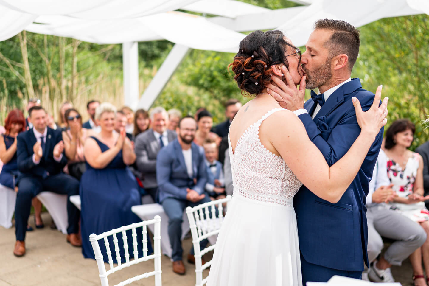 Hochzeitskuss bei freier Trauung