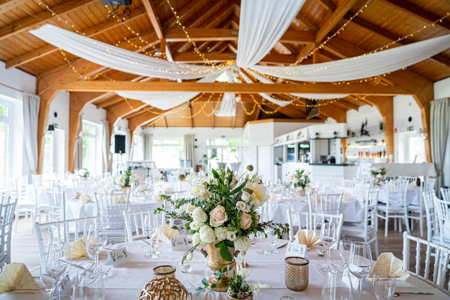 Brauttisch in der Hochzeitslocation Barracuda Beach in Neustadt-Glewe. (Foto: Florian Läufer)