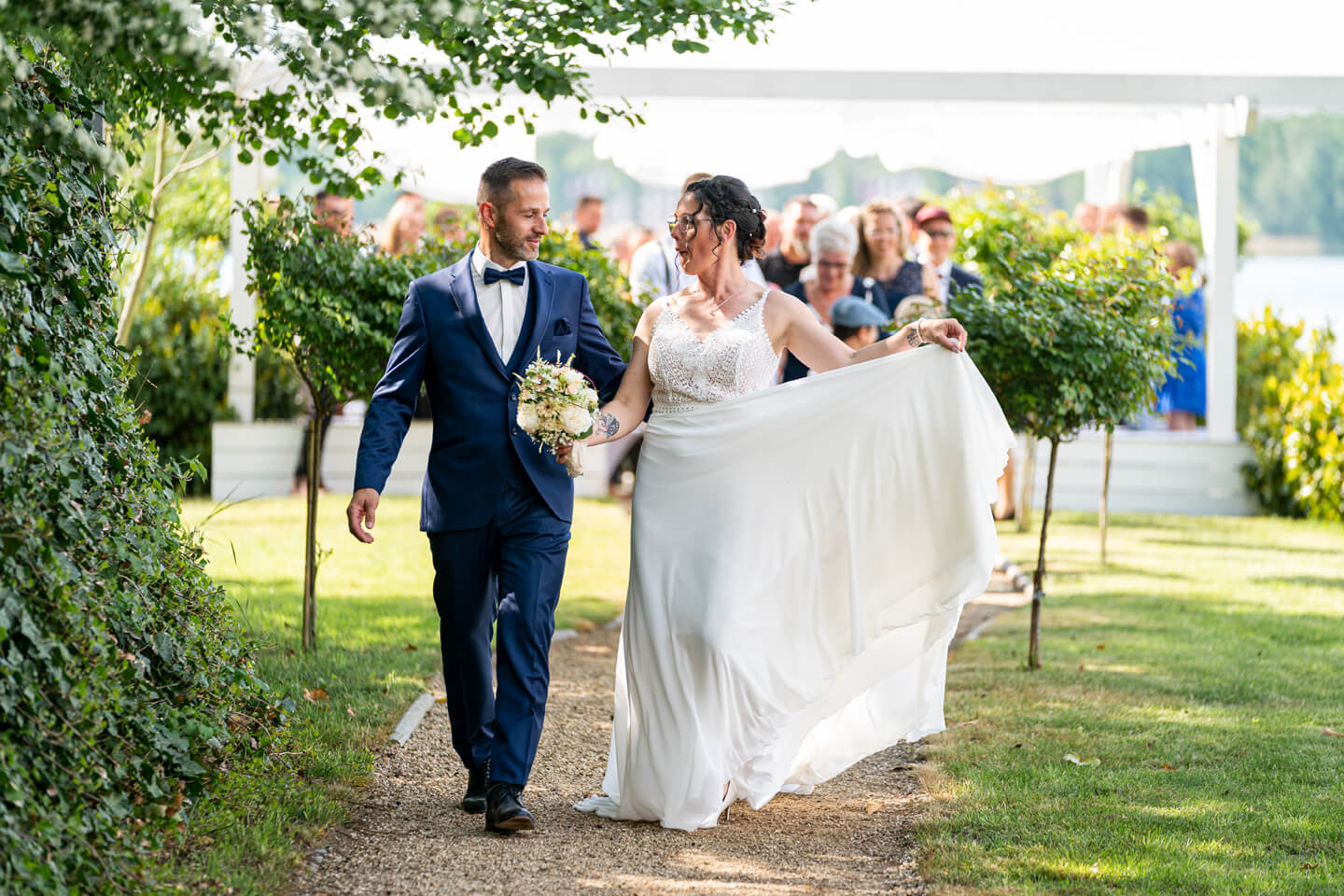 Brautpaar wurde gerade frisch verheiratet.