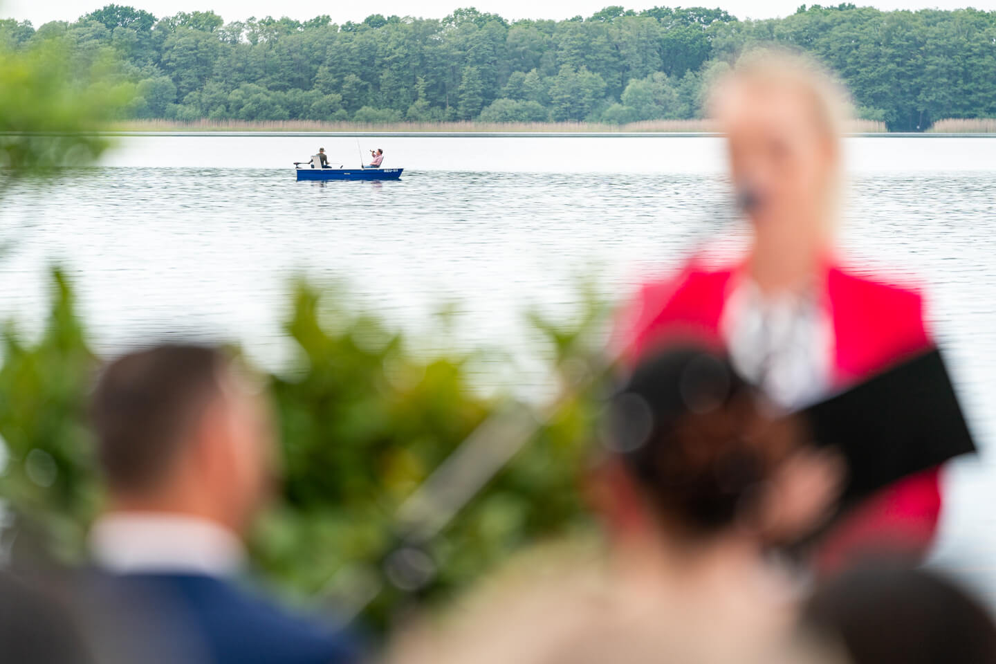 Witziges Hochzeitsfoto von der freien Trauung.