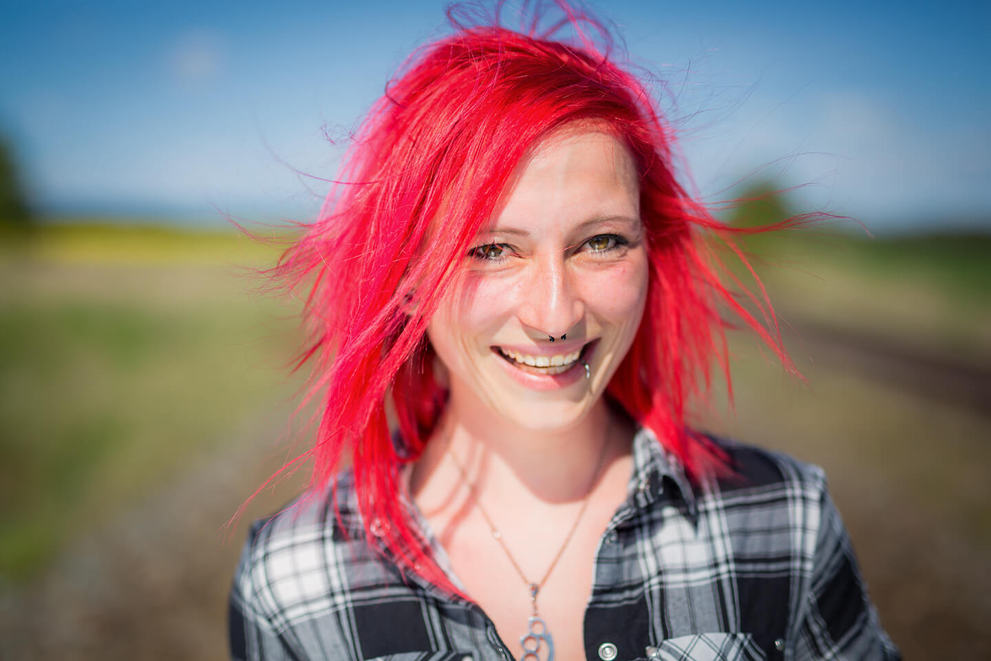 Der Einsatz eines Reflektors hellt bei diesem Portrait die Schatten im Gesicht des Models auf.