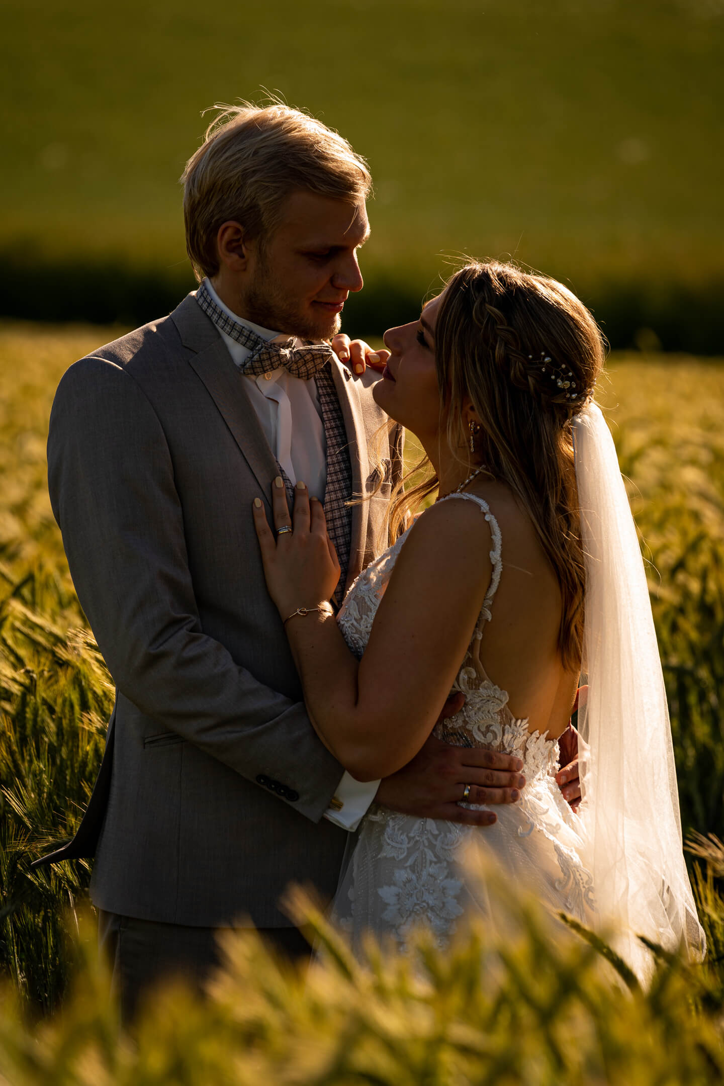 Hochzeitsshooting in der warmen Abendsonne