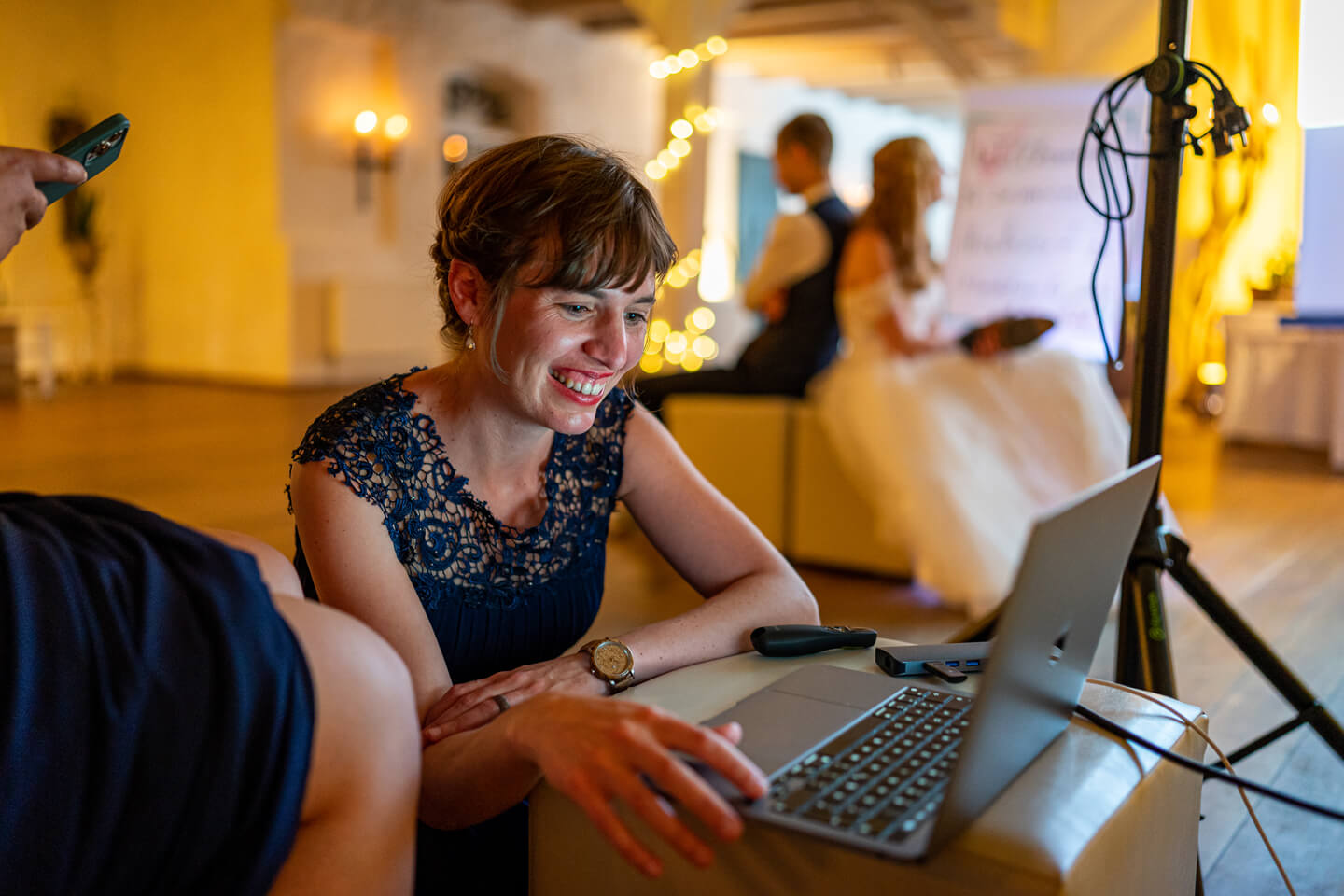 Helfende Hände beim Hochzeitsspiel