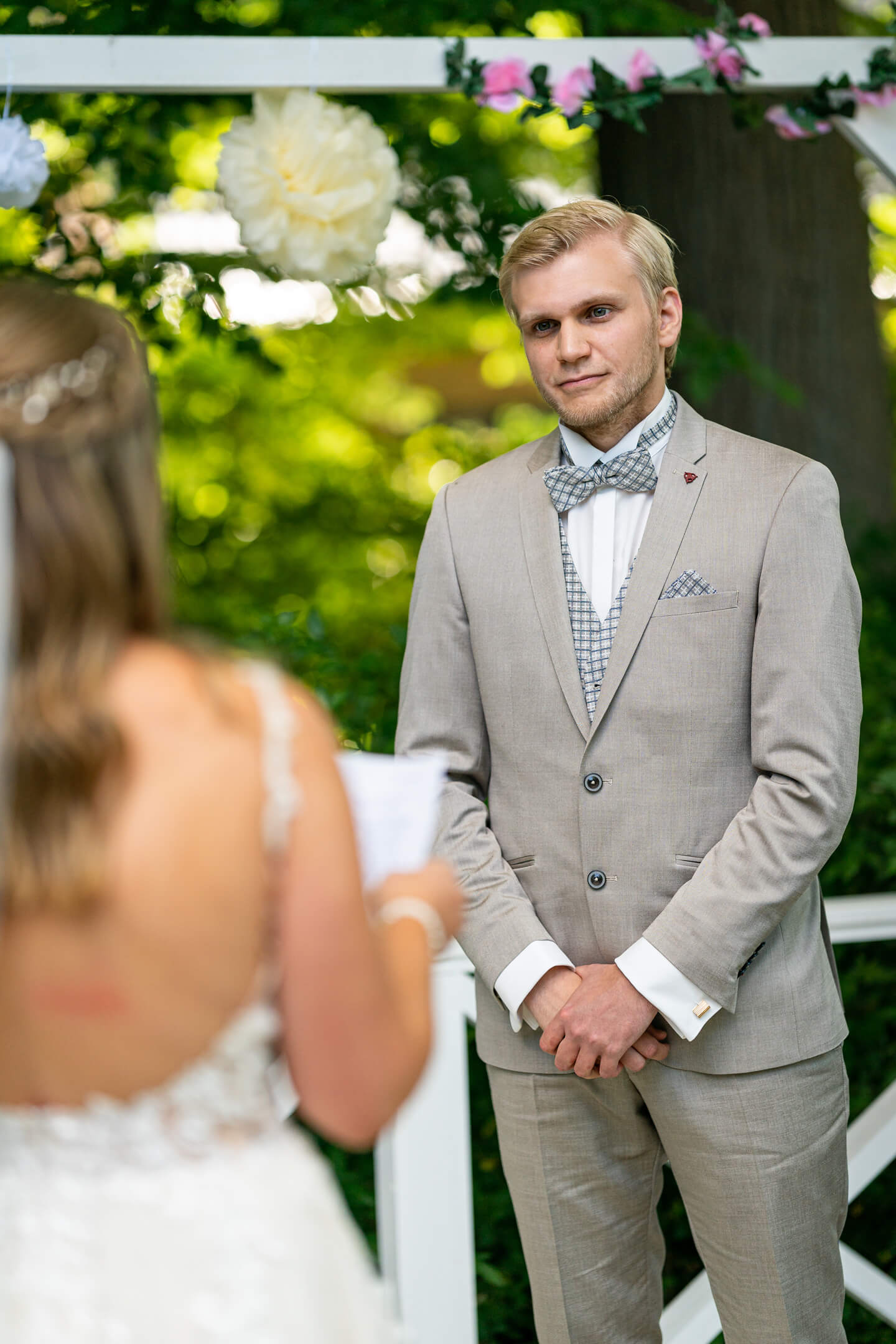 Bräutigam im hellen Anzug