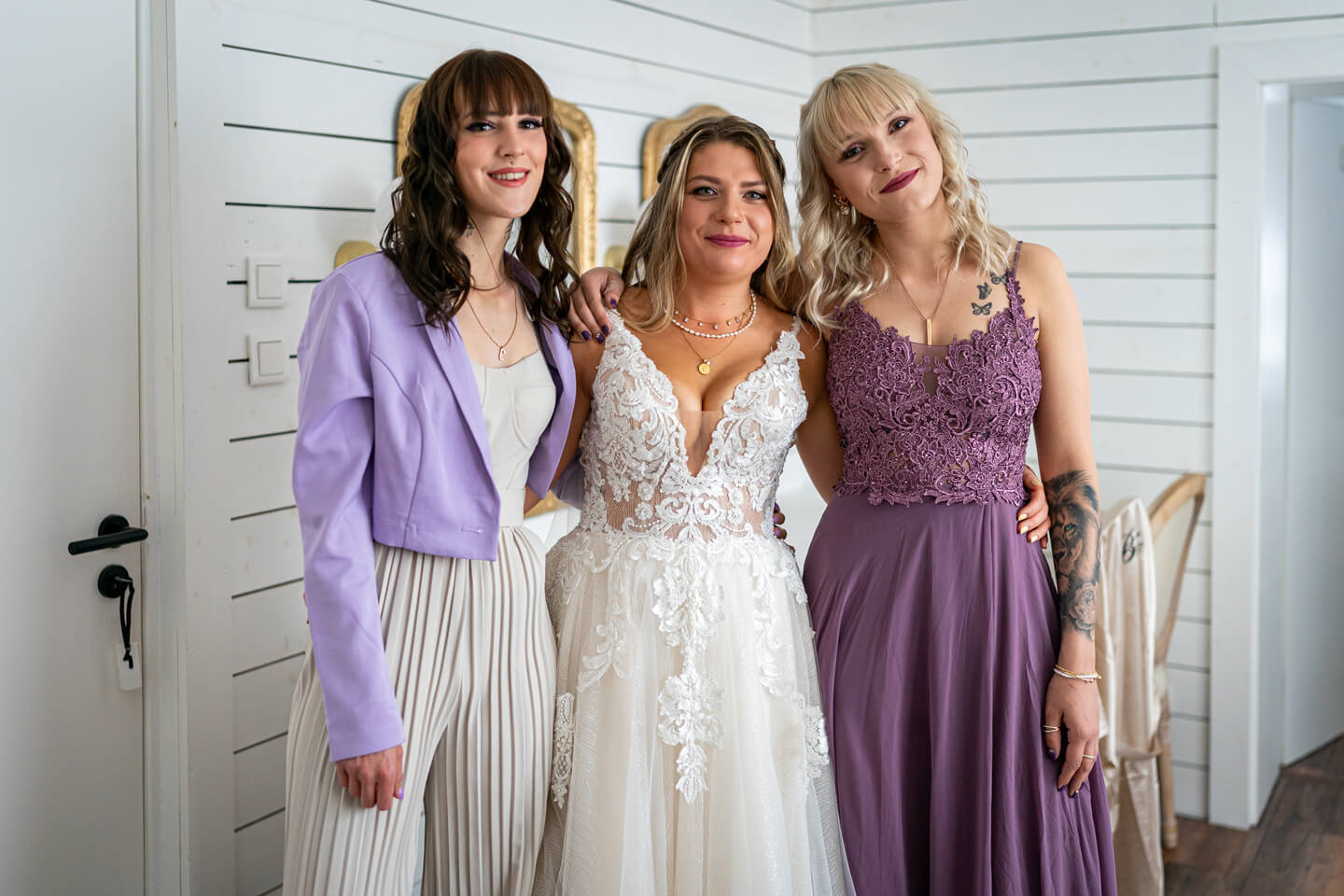 Braut mit Freundinnen nach Getting Ready