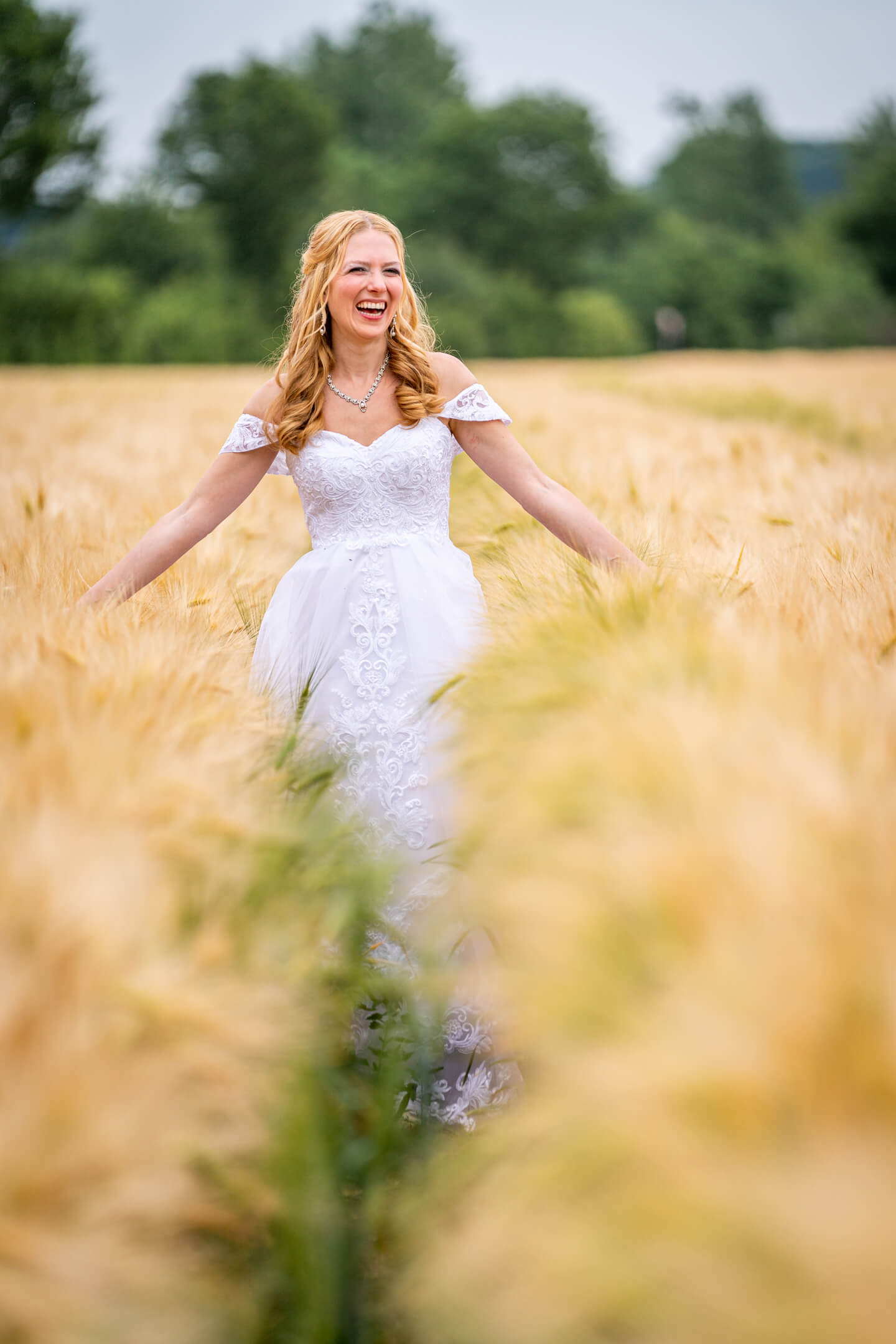 Fotoshooting mit Braut im Kornfeld