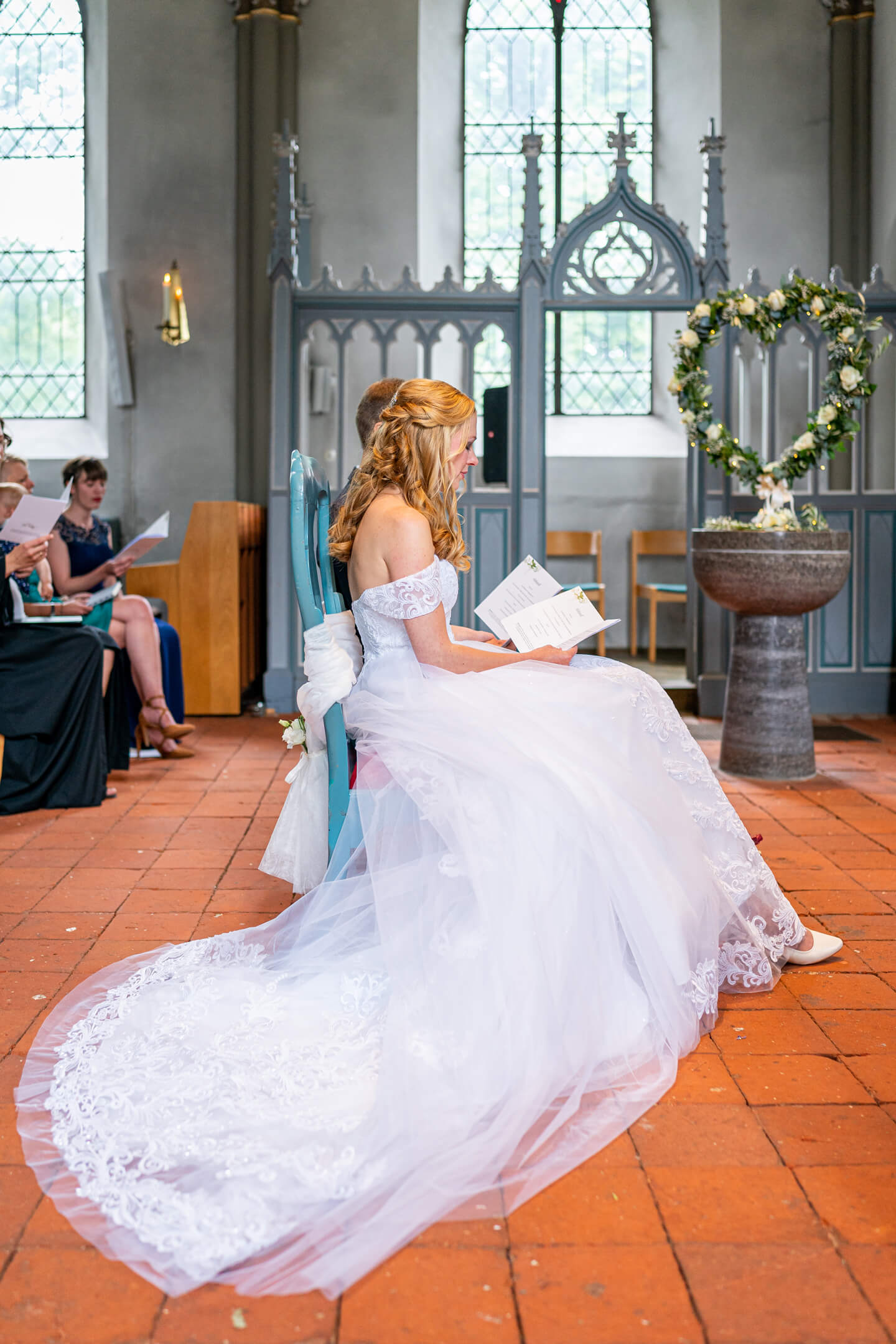 Lange Schleppe bei kirchlicher Trauung