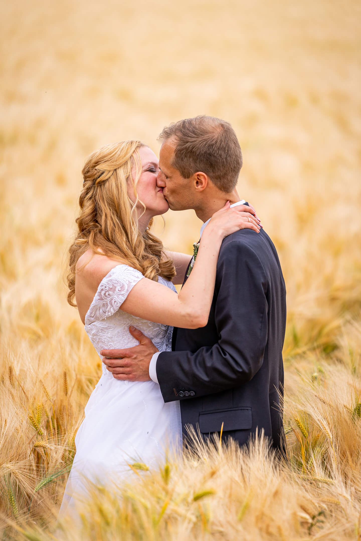 Brautpaarshooting im Kornfeld mit Fotograf Florian Läufer
