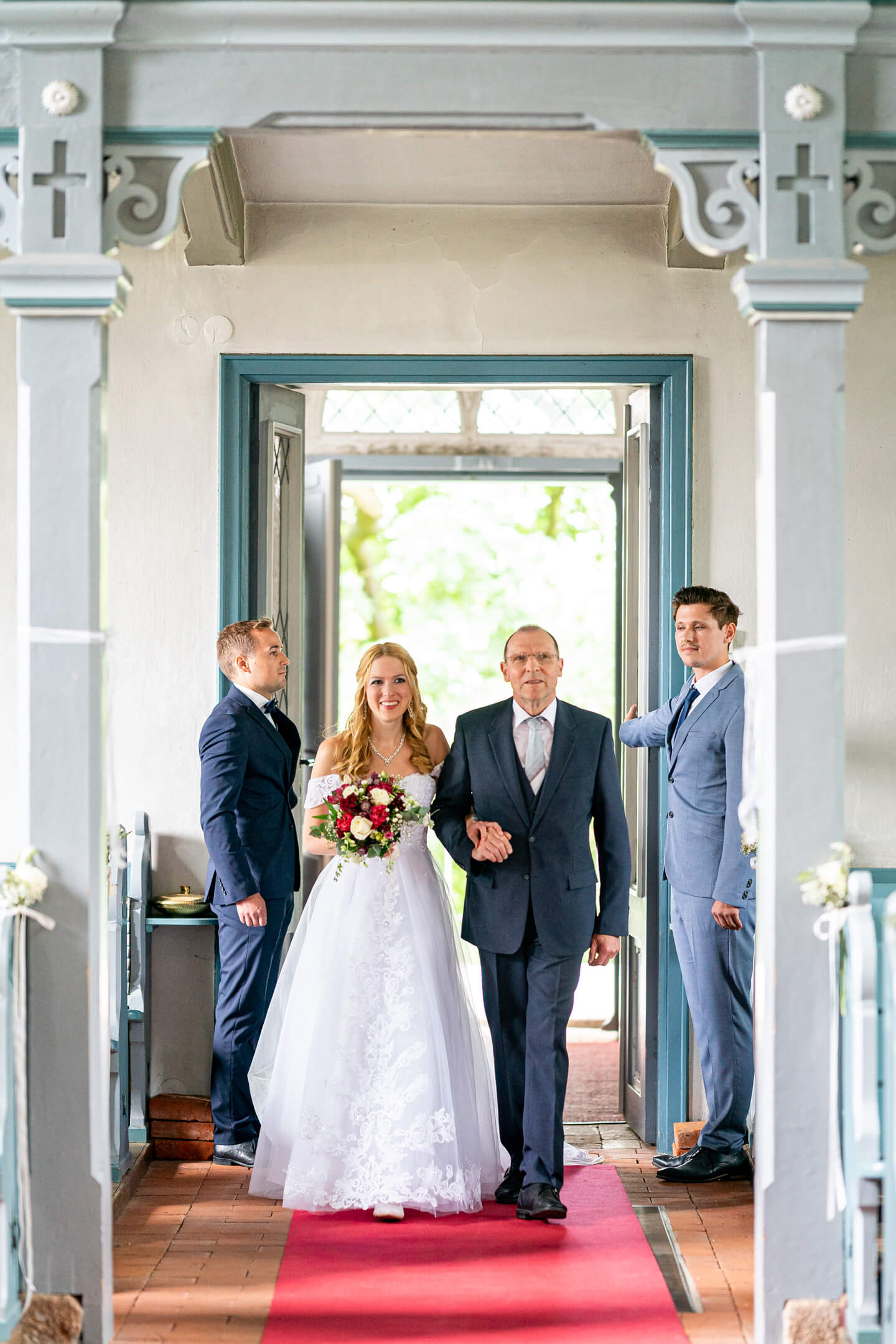 Brautvater führt die Braut zum Altar der Kirche St. Marien beim Gut Basthorst. (Foto: Florian Läufer, hamburg)