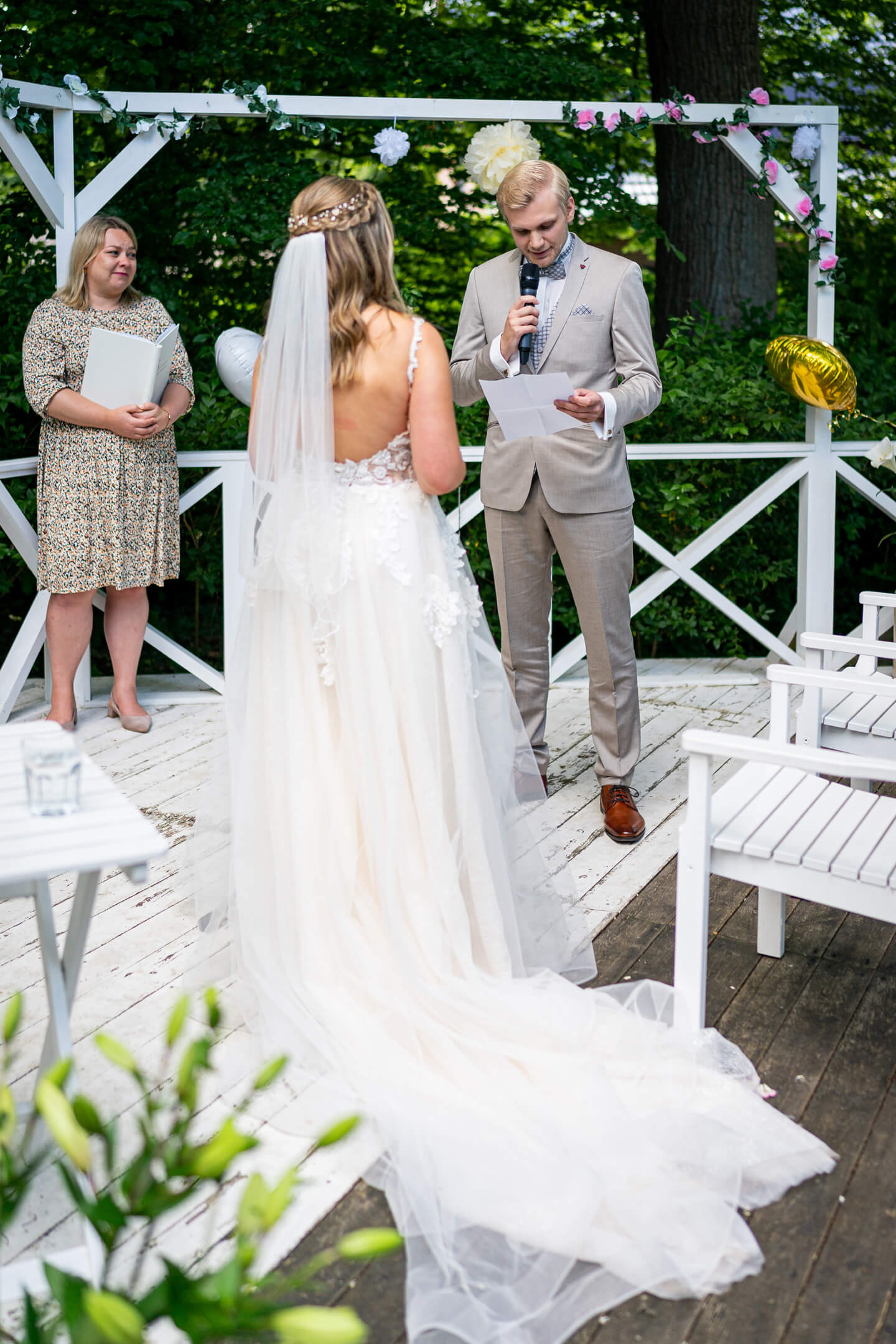 Bräutigam gibt sein Eheversprechen ab.