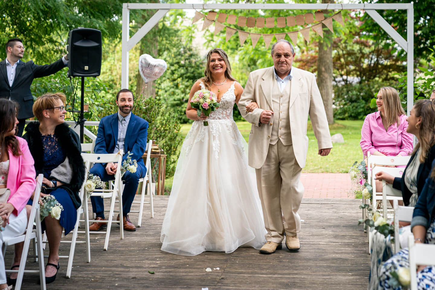 Einzug der Braut mit ihrem Papa. Fotograf: Florian Läufer