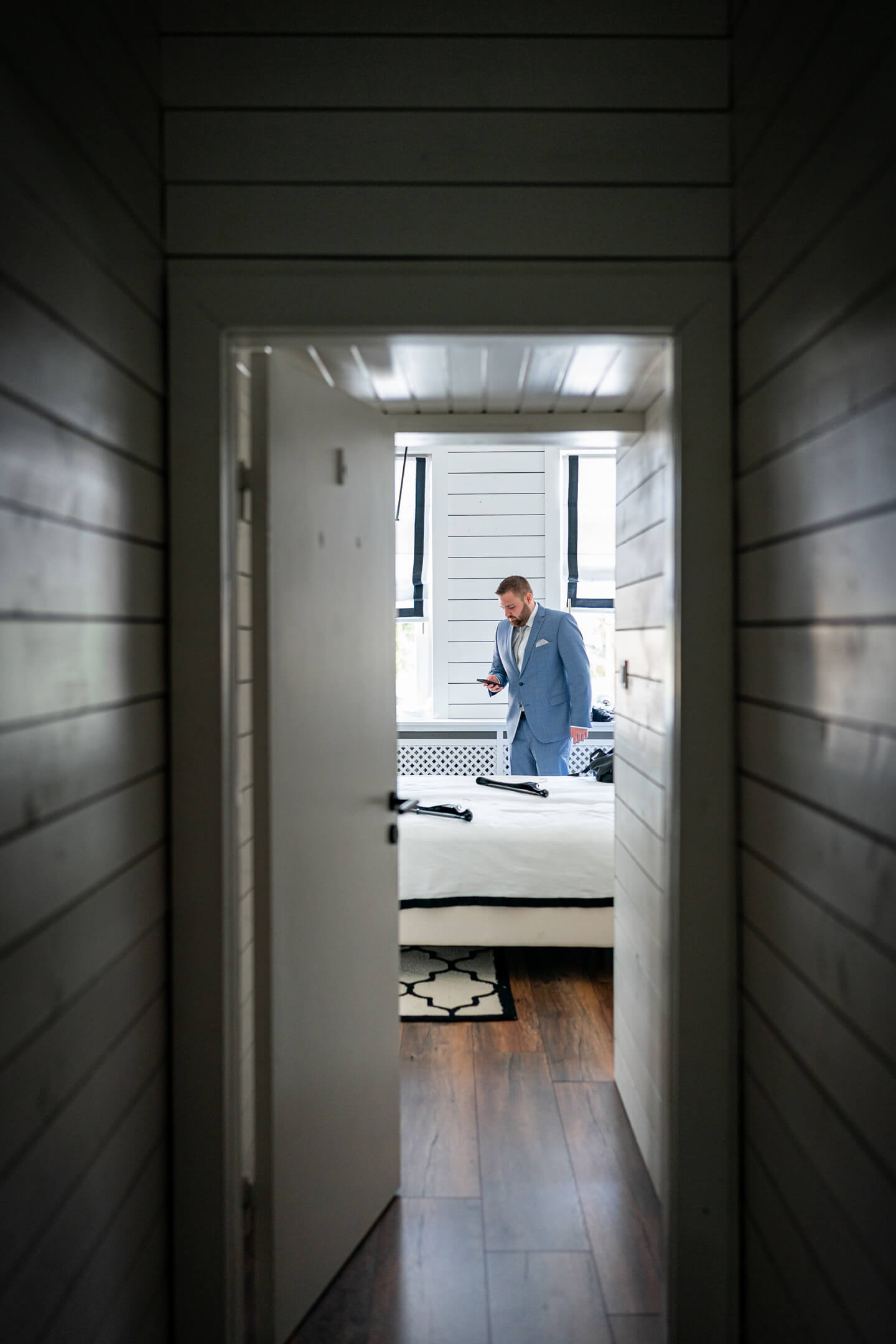 Fertigmachen für die Hochzeit. Blick zur Uhr