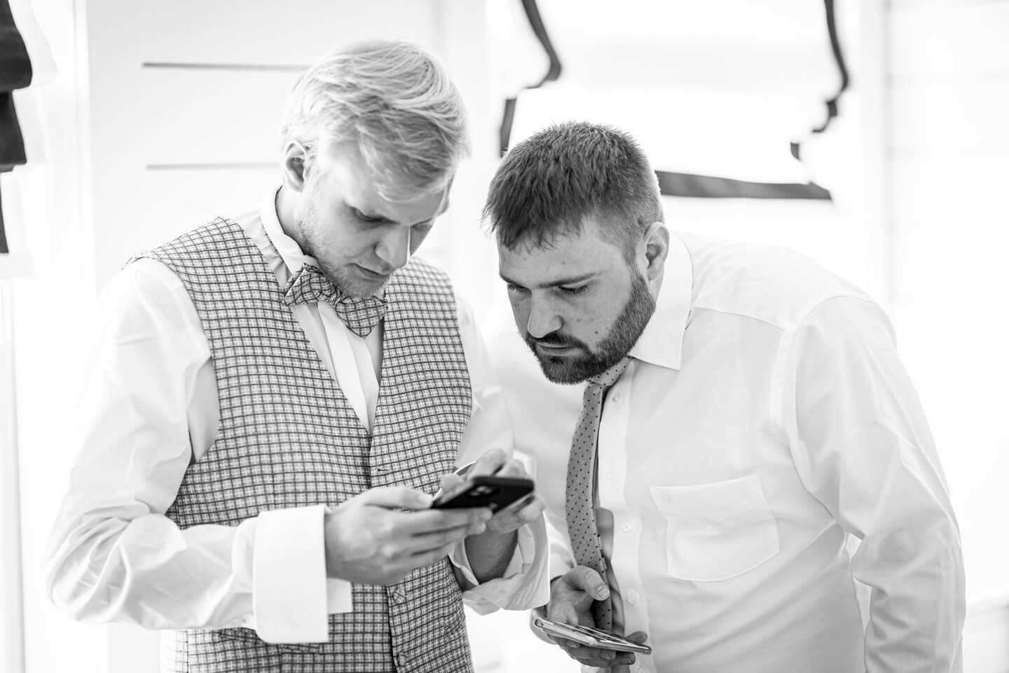 Getting Ready Bräutigam mit Trauzeugen