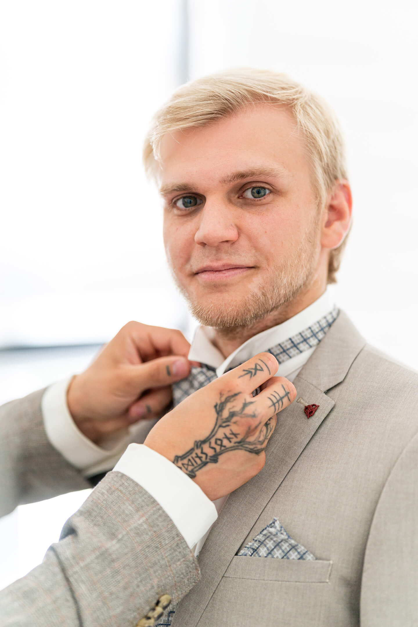 Fliege binden Bräutigam