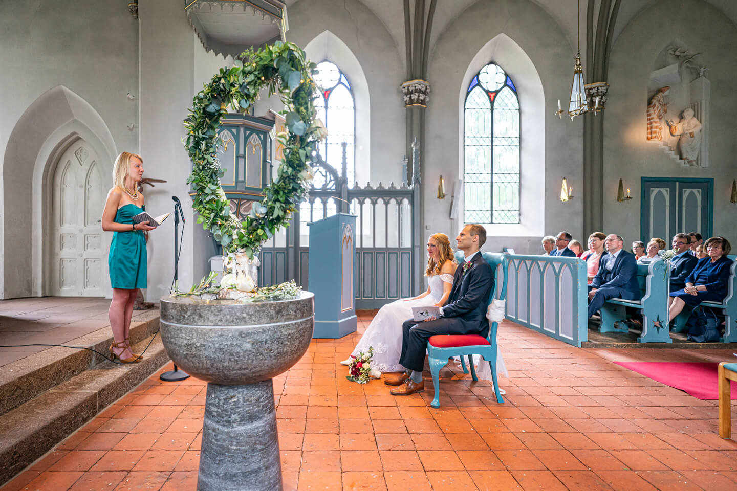 Freundin der Braut spricht Fürbitte in der Kirche.