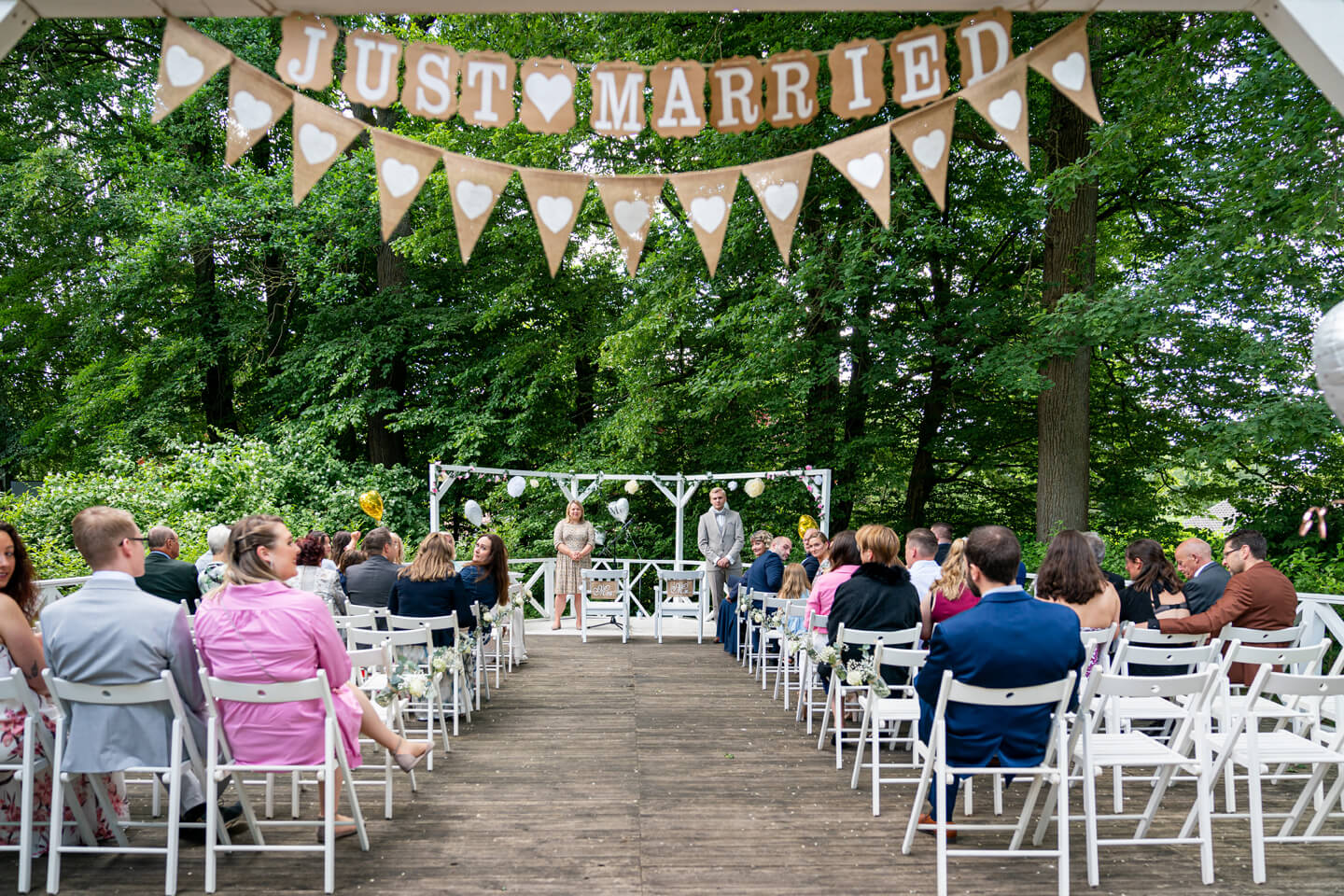 Hochzeitsgesellschaft bei Hochzeit im Freien.