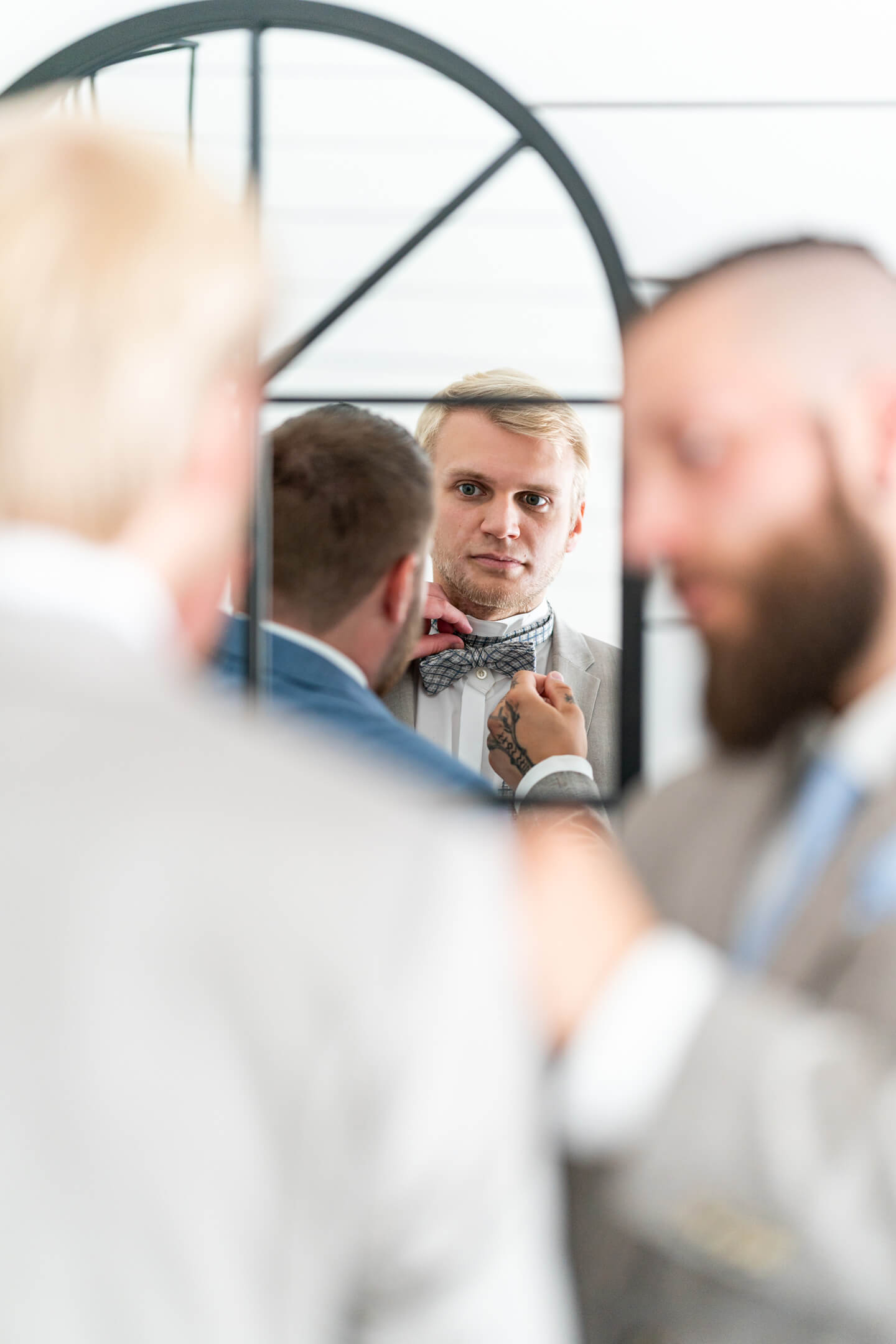 Fliege binden Bräutigam