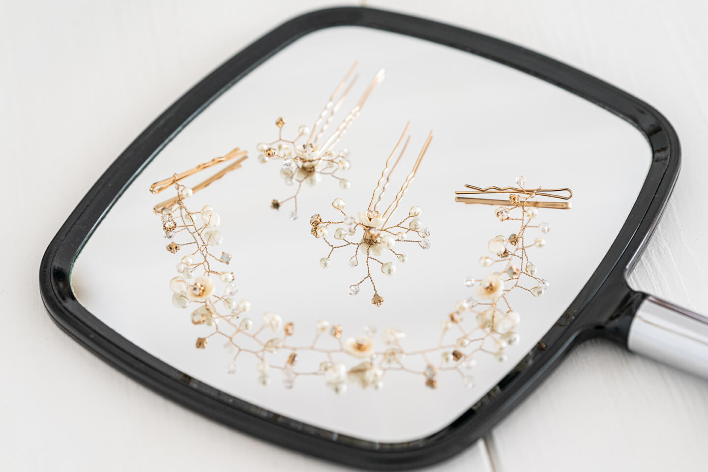 Haarschmuck auf Spiegel fotografieren