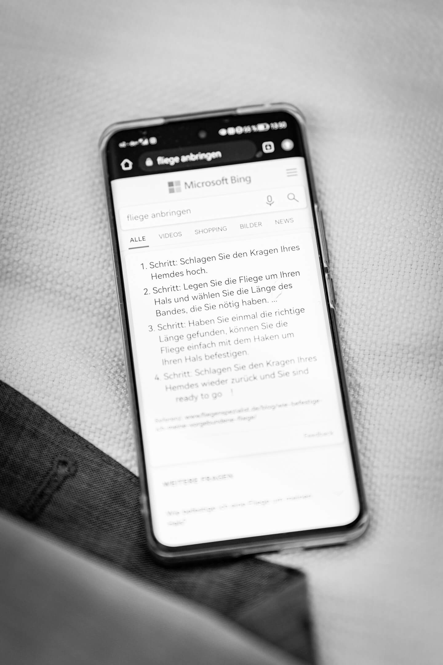 Handy Hilfe beim Fliege binden.